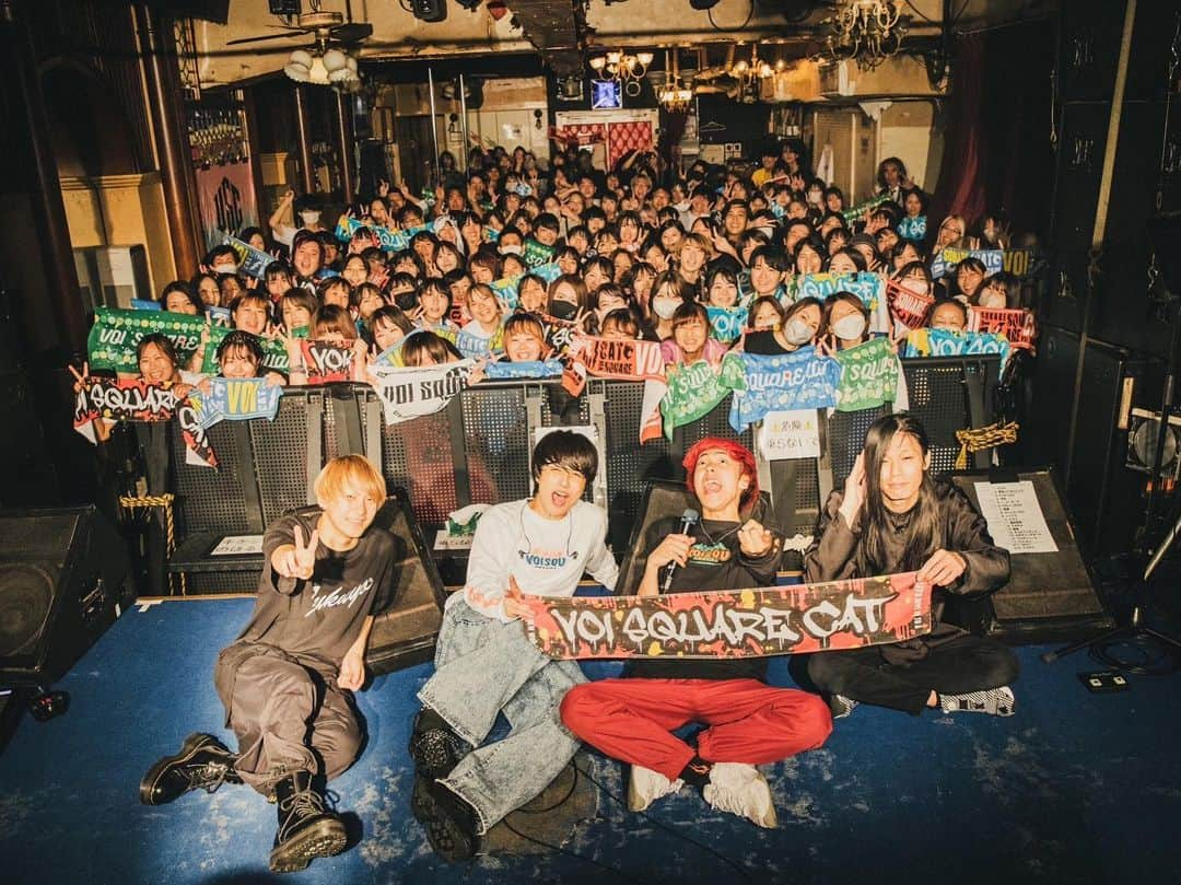 睦のインスタグラム：「2023.9.22 渋谷チェルシーホテル 「ぼい勢拡散集会」  楽しみにしていたツアーファイナル。 9年間歩み続けてこれて良かったって思ったよ。今回のワンマンツアーからぼい勢がたくさん増えてくれると嬉しい。 これからもいろんな景色一緒に見に行こうね。 ありがとう。  photo by @mnmy_0073   #voisquarecat #ぼいすく #バンド #音楽 #ベース #ベースボーカル #ギターボーカル #ボーカル #ロック #ロックバンド #ライブバンド #ライブ #音楽 #music #rock #東名阪ツアー #ワンマン #ワンマンライブ #渋谷 #渋谷チェルシーホテル #BLOSSOM」