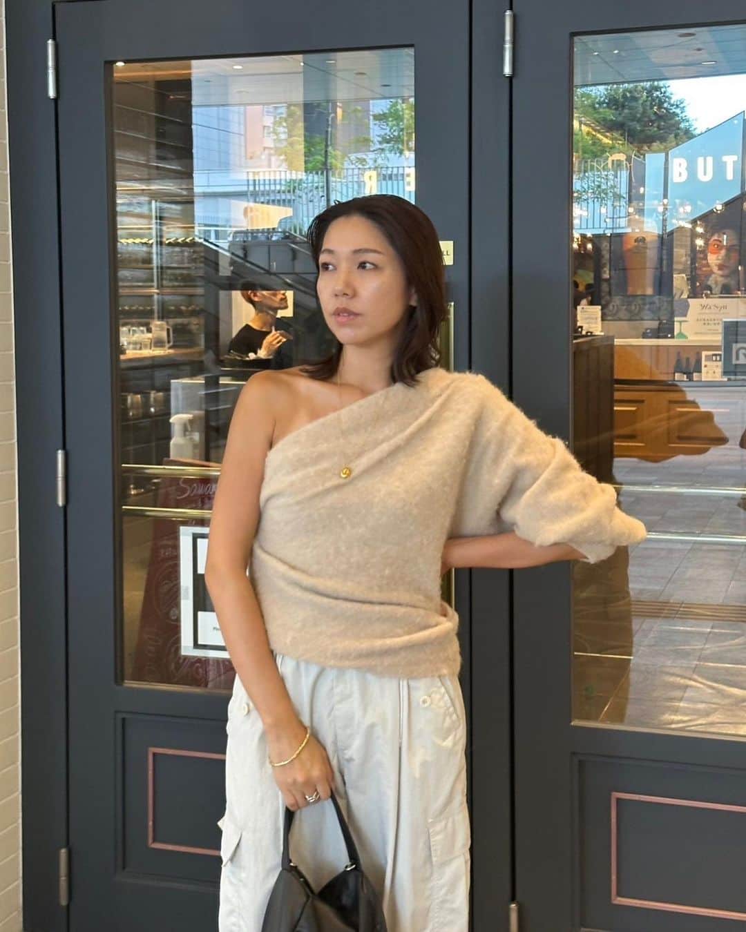 ETRÉ TOKYO ストアのインスタグラム：「@etretokyo  【9/28 New Arrival】 ㅤㅤㅤ ㅤㅤ #ETREへアリーワンショルニットプルオーバー BEIGE / GREY F size ¥24,200(tax in)  ㅤㅤㅤ  新宿スタッフ @etretokyo_sae 168cm @etretokyo_yumi 150cm  ㅤㅤㅤ 着用カラー：BEIGE  - - - - - - - - - - - - - - - - - - - - - - - - - - - -  商品詳細はTOPページURLよりチェック🔍 ›› @etretokyo_store  ㅤㅤㅤ スタッフコーディネートも毎日更新中【 #etretokyo_staff_ootd 】をフォロー🐿️  TOPページの"フォロー中"から 気になるスタッフのアカウントをフォロー🤝  ㅤㅤㅤ ㅤㅤ  - - - - - - - - - - - - - - - - - - - - - - - - - - - - ⁡  【INFORMATION】 ⁡ㅤㅤㅤ ⁡ ※ 9/28(木)発売のアイテムは 9/29(金)12:00よりお在庫のある場合、ルミネカード会員様限定で店舗通販のご利用が可能です。  ⁡ ※お電話がつながりにくい可能性がございます。 ⁡ ※また混雑時には入場制限及び 試着点数の制限を設けさせて頂きます。 予めご了承ください。 ⁡ ⁡ ご理解、ご協力を賜りますよう 心よりお願い申し上げます。   ㅤㅤㅤ 【LUMINE SHINJUKU STORE】 ETRÉ TOKYO ルミネ新宿2店 TEL：03-5989-0979  ー営業時間ー (平日、土日祝)11:00-21:00 ⁡  #etretokyo#etre#fashion#etretokyoshinjuku #etre#2023etre#etretokyo_staff_ootd#2023aw #大人ファッションコーデ #シンプルスタイル #白黒コーデ  #オトナカジュアルコーデ #フラットシューズ #秋先取り #オフショルダー #肩出し #肌見せコーデ #ワンショルニット #レイヤード」