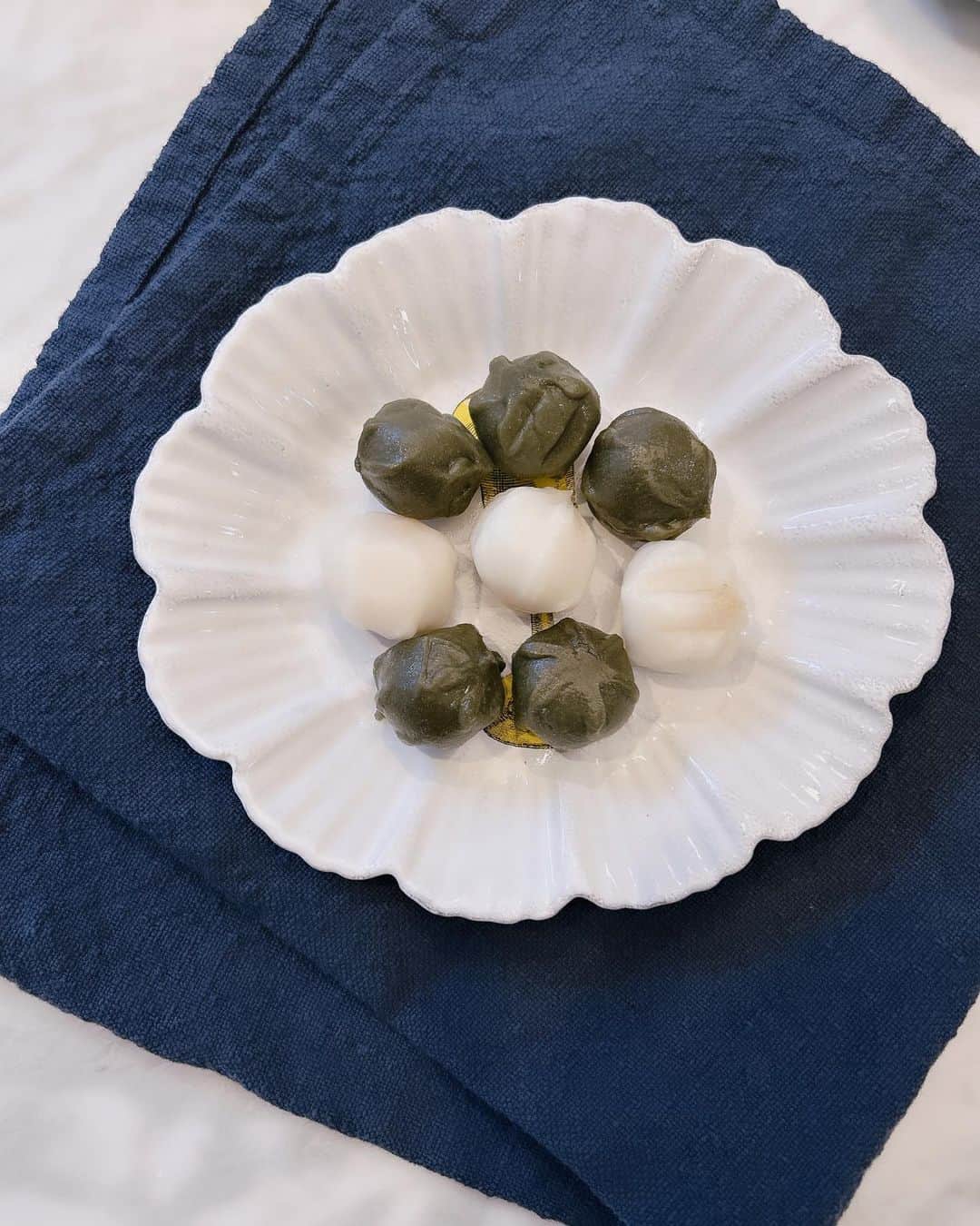 のインスタグラム：「: 가을 달빛이 가장 좋은 밤..Happy Chuseok. 모두 행복한 추석연휴 보내세요🍂🩷」