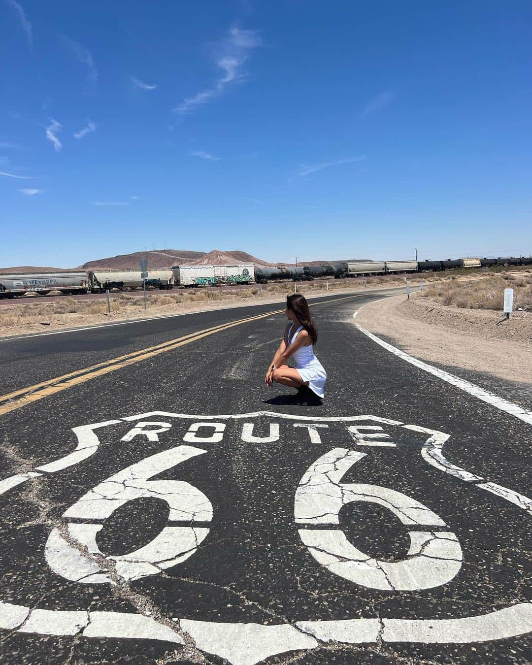 山尾梨奈さんのインスタグラム写真 - (山尾梨奈Instagram)「〻 Definitely the hottest day of my life (was 124℉/51℃ )  命の危険を感じる程に暑かったけど、 この広大な自然の中に立つ経験は一生物だと思う！ ここまで来られて本当に良かった！！」9月28日 21時41分 - yamarina_1210