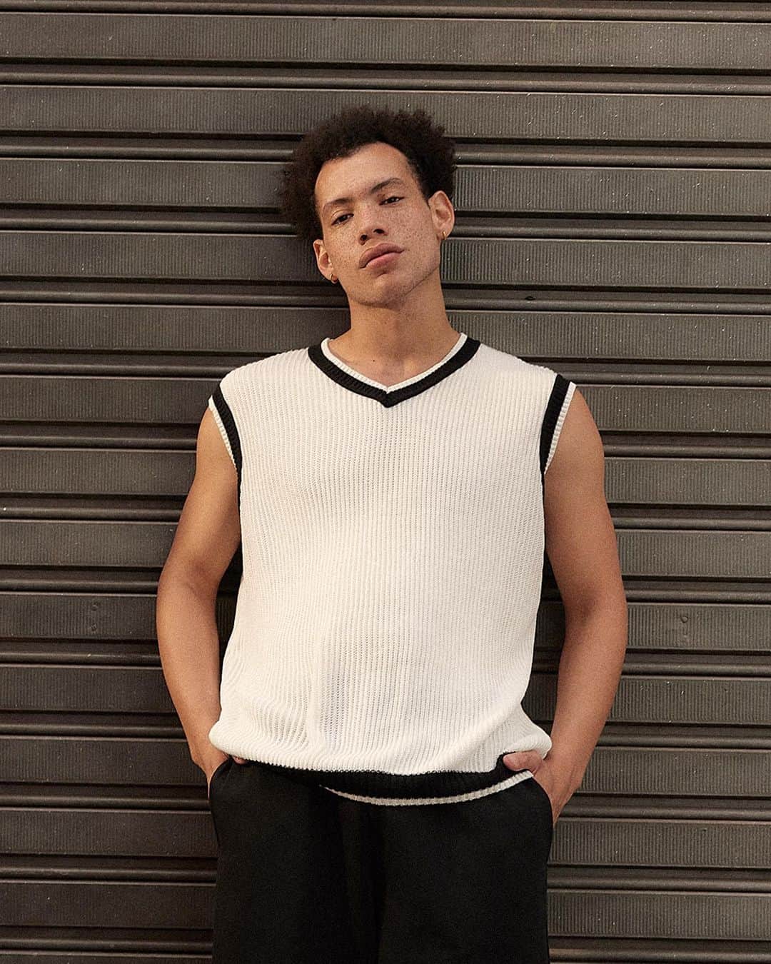 ロジャス・レナーのインスタグラム：「Dúvida fashion: como usar colete nos dias quentes? 🤔 A peça é curinga em todas as estações, mas na primavera ela se destaca em looks minimalistas e também fashionistas do street style. Arraste para o lado e confira dicas de como apostar nessa trend. Garanta os seus preferidos clicando nas imagens. #Colete #Fashion #StreetStyle #LookCasual #LookMinimalista #ModaMasculina   colete boxy 875451074 | colete em tricô 611395849 | bermuda em algodão estonado 806447848 | tênis cano baixo com recortes 599381283」