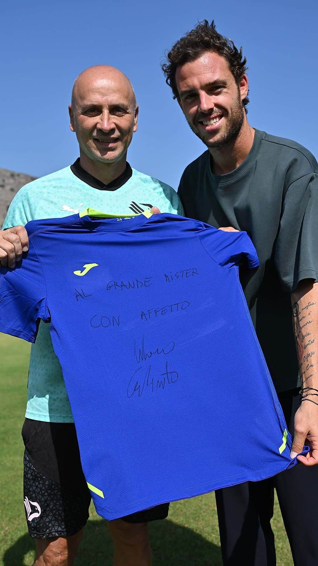 マルコ・チェッキナートのインスタグラム：「Un grande tennista, ma soprattuto un grande tifoso rosanero 💗🖤 Oggi è venuto a trovarci a Torretta Marco Cecchinato 🎾」