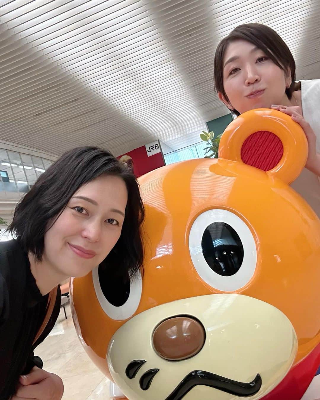 のインスタグラム：「. DayDayに出させてもらった日 日テレでたまたま遭遇したので いっぱい写真撮りました🤣🤣 . . @erika_araki_official  . .」