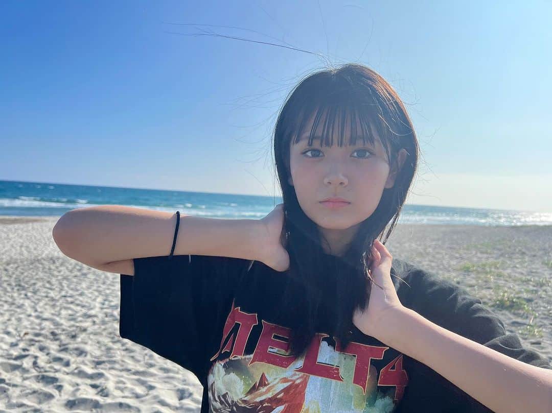 伊與田綾音のインスタグラム：「海の写真これで最後です！ 夏も多分そろそろ終わりだし、今年で最後の海かなあ🏝️」