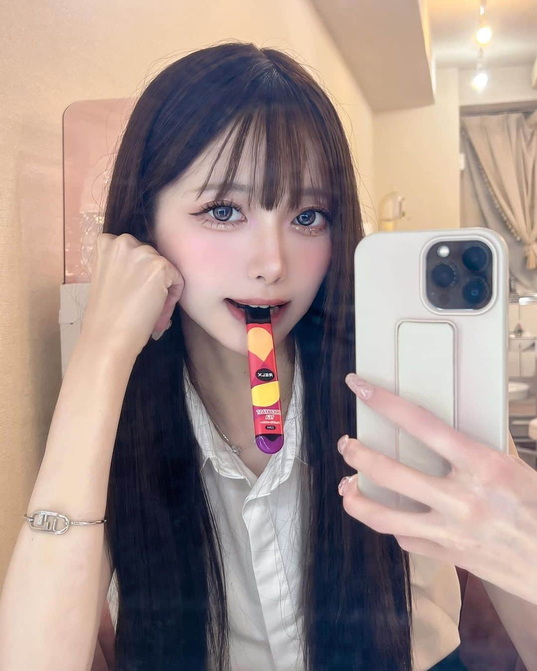 あやちゃんさんのインスタグラム写真 - (あやちゃんInstagram)「おすすめ持ち運びシーシャ🍓 これはbreakfastteaフレーバー☕️  ニコチンタールゼロで嫌なニオイどころがめっちゃいい香り🍎💭 禁煙してる人とかダイエットにもいいよー👍🏻 フレーバーのラインナップは8種🤍  充電・メンテナイス不要で透明になってるからリキッド残量の確認ができる🙆‍♀️  #RELX #リレックス #持ち運びシーシャ #電子シーシャ  #キューインキャンディ #PR #ニコチンゼロ #禁煙 #チルタイム」9月28日 21時44分 - aya.you.love.r