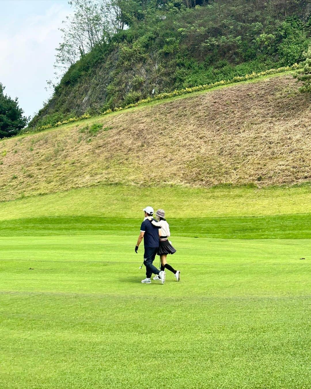 のインスタグラム：「우리는 걷자🥹」