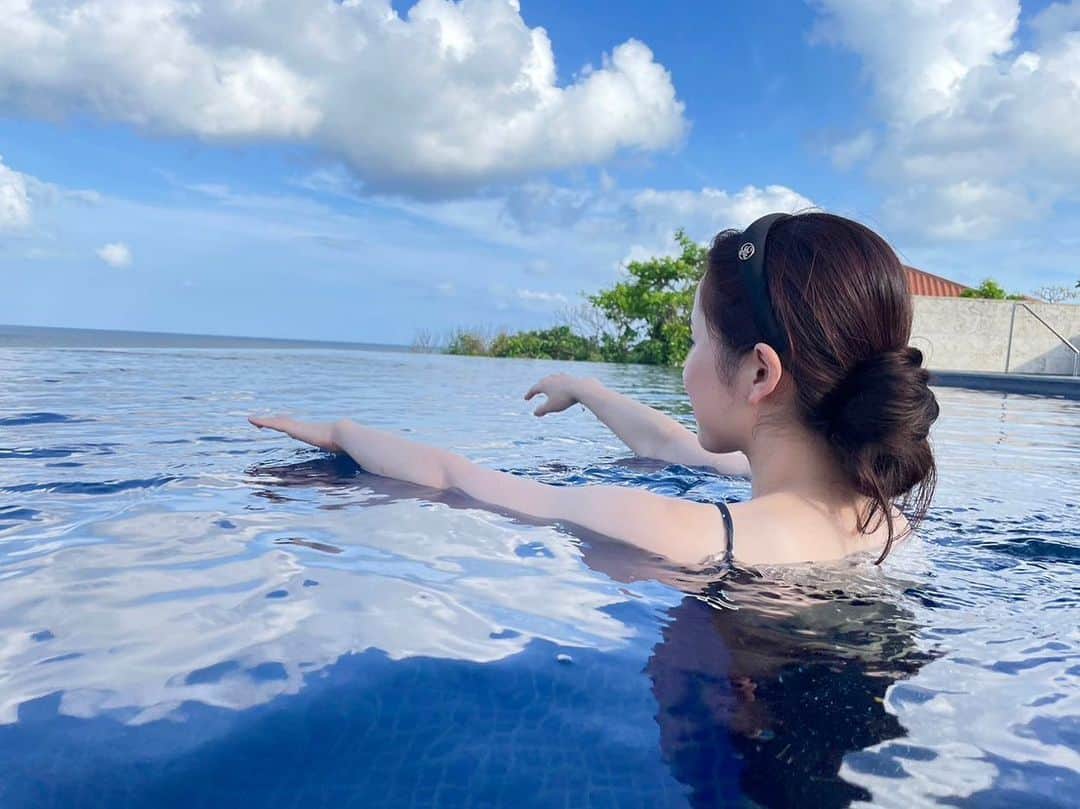 松雪彩花のインスタグラム：「わたしのパワーチャージスポット沖縄。 いつもより広く見える空に海。 高い湿度と、少し塩分のきいた目にも口にも美味しい料理たち。 9月初旬、あっという間の旅行でした。 夏が去るね。もう暑いのはこりごり、なんて言いながら寂しさもあったり。  OBLIやマリテなどお気に入りのお洋服たちをたくさん持っていったものの、目の前に夢中でまともな写真がほぼないのでした。」