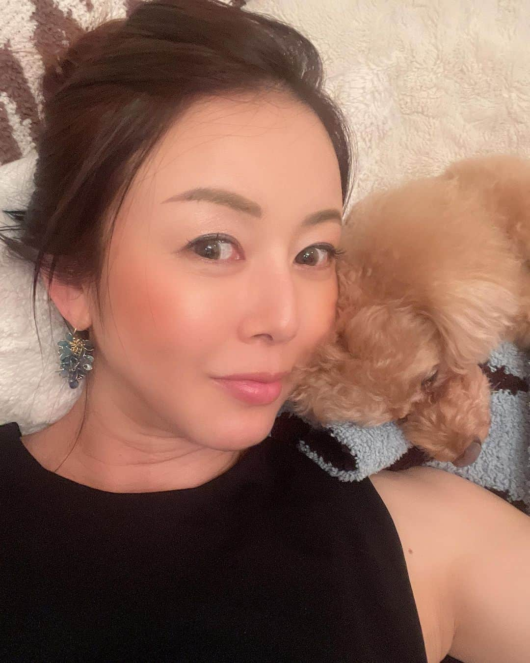 宮崎宣子のインスタグラム：「アロハが分かってるのか、最近特にピッタリくっついてきます🐶 そして、お腹の上に顔を寄せたり、 お散歩も私にはおねだりしなくなりました。  パンパンに張り詰めたお腹は、 時には、動いたり蹴ったりしてグニョグニョ動いたりするので、 明らかに何かいる感じは察してるみたいです🐶  ピアスへの質問があったので😉 こちらはみゆきさんがお誕生日にプレゼントしてくれました❣️ 最近超お気に入りです☺️ @jyushijyo  1個1個樹脂で花びらを作ってワイヤーで繋げてデザインしてくれた世界に一つだけのオリジナルです✨ とっても軽いので付けてても違和感ないのに華やかなので愛用してます☺️ たまにはオシャレもしたいので、 出かける時にはピアスは必ず付けてました☺️  夜になると、後期は本当にお腹張ってきますね。 ちょっとの衝撃でパン！って弾けそうなほどです。  友人に聞いたら本当にパン！って音がして破水したって言ってたので、本当にお腹の中に風船がある感覚に似てる気もしてきました。  途中計算違いもありましたが、 今日で36week4daysのはず😂  先生から37週過ぎたらと言われ、 38週になる前には出産となりそうです。  その前に破水とかになると緊急帝王切開なので、 できるだけ破水しないようにお腹を支えながら歩いています。  妊婦になって思ったことは、 人って妊婦さんには本当に優しい✨ 特にお腹が目立ってからは、 知らない人が声をかけてくれて席を譲ってくれたり、 お店でも、歩いてても、電車でも、 ゆっくりで大丈夫ですよ　とか、 荷物持ちますよ　とか、 クッションどうぞ　とか、 気にかけて頂き助けてもらいました。  この優しさや御恩を今度は私が少しずつ返していく番だなと思っております。 本当にありがとうございました🙏  また、たくさんの方が心配して連絡くれたり、 妊娠前と変わらずご飯に誘ってくれたりと、 今のうちに会っておこう！みたいなお誘いのおかげで、 家に篭ることもなく、マタニティブルーもなく、 イライラや不安感に苛まれることもありませんでした。  そして先輩ママのたくさんのアドバイスのおかげで 少しずつ不安も和らぎ、 なんとかなる！という気持ちにさせてもらいました☺️  いつ？ いつくる？ みたいなドキドキはありますが、 予定ではあと少しお腹にいてもらうことになってますので、 あまり考えずに残りの日々を楽しみたいと思います。  もう一つの質問🙋‍♀️ 妊娠中のイライラ、情緒不安定な時にハーブティーなどでリラックスしたりしてますか？ 他にはどのようにコントロールしてきましたか？  →私用にブレンドしてもらったハーブティーを飲んでました。 そのおかげなのか、イライラは特になかったです☺️ 妊娠初期、中期、後期とその時に身体に合うハーブティーを調合して頂き飲んでました。  @erikokimura.sautedi.clin  恵理子さんがハーブの調合をしてくれまして、 移植の時は酵素ドリンクも飲んでました。 恵理子さん自体が42歳で妊娠して43歳で出産されていたので、 色々と教えてもらいました☺️ もし良かったら相談してみてくださいね。  妊婦初期から中期のはじめまでは大学院に通っていましたし、 中期は旅行したり、友人に会ったりと予定をかなりいれてました。 私の場合ですが、つわりがなかったのと9ヶ月に入るまではかなり動けたので人と会っている時間が多かったように思います。  9ヶ月からは一気に重さを感じるようになり、 長く動いたり夜になるとお腹が張るので安静にし、 立ち上がる時に膝が痛くなったりなどもありました。  妊娠中の体調は本当にそれぞれですので、 ご参考までに🙏  #36weeks  #4days  #途中計算ミスがあったかも  #ピアス #樹脂ピアス  #職人の技  #ハーブティー #毎日飲んでます #体調管理は大事  #43歳妊娠 #44歳出産予定  #まもなく #冷や冷や #いつくるかドキドキ  #お腹の張り #妊婦生活  #残りわずか #pregnancy  #pregnant  #36weekspregnant  #感謝」