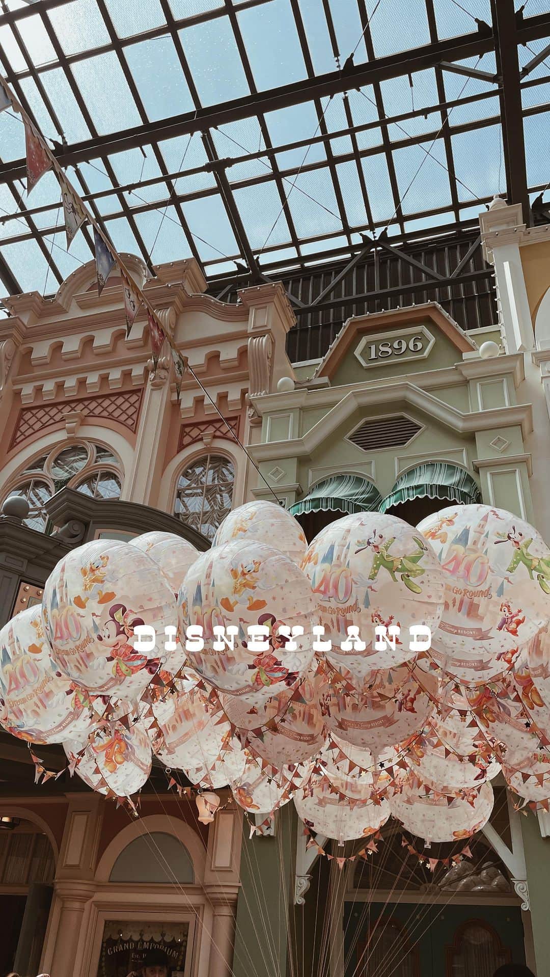 yuiのインスタグラム：「first visit to Disney Land 👑  Day2は ディズニーランドへ🏰  ランドではやっぱりミニーちゃん🎀  せっかく当選したジャンボリミッキーが 熱キャンになった時は 挫けそうだったけど🫠 なんだかんだで楽しみました♪  そして エレクトリカルパレードは やっぱり感動🥹  ミッキーの投げキッスが かわいい〜💋🖤  . . . .  #ディズニーランド#disneyland#disneylandtokyo##3y5m#disney#firstvisit#daughter#girl#mermaid#halloween#女の子#3歳女の子#女の子ママ#こどもとおでかけ#家族旅行#ディズニーランドコーデ#ハロウィン#ハロウィン仮装#ディズニーハロウィン」