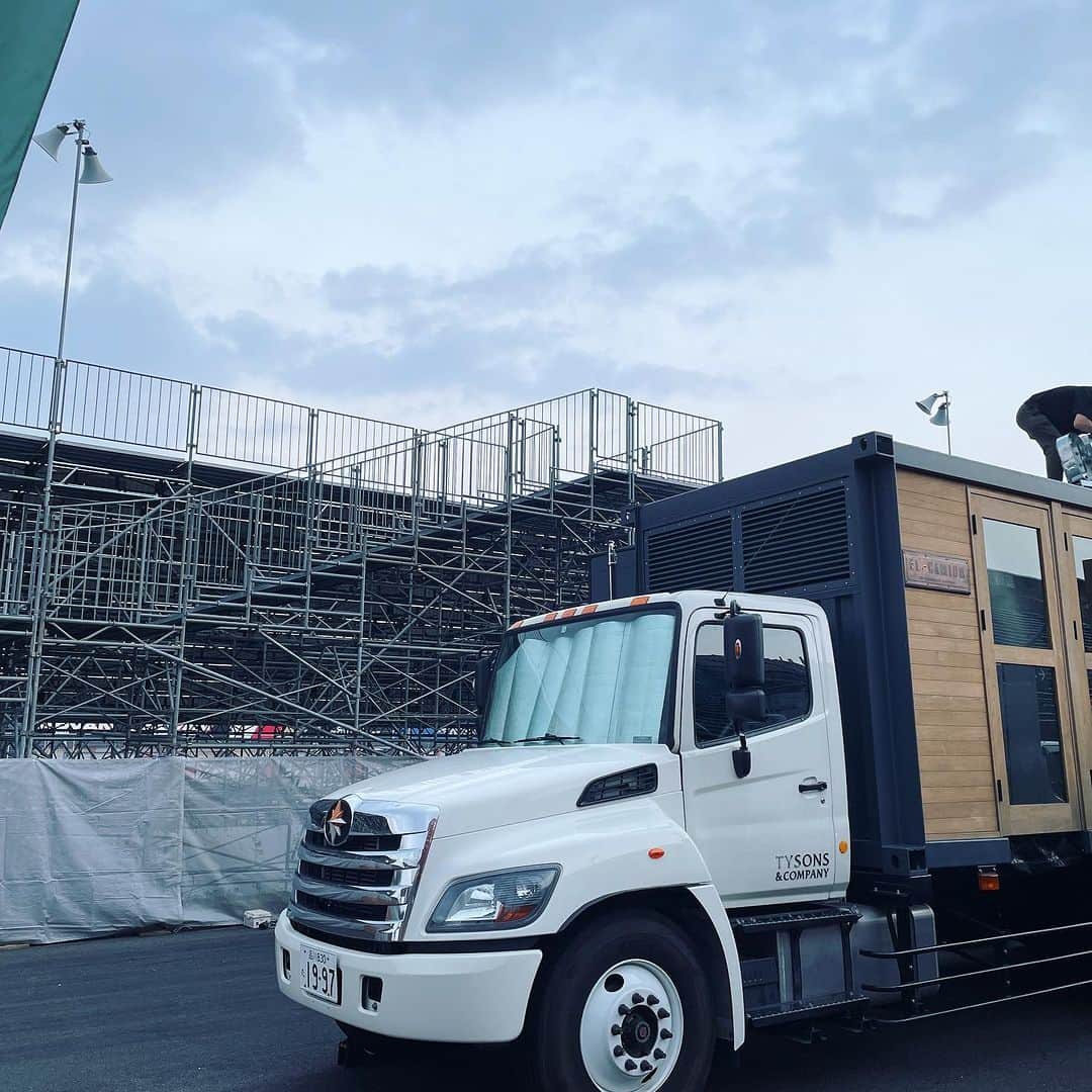 EL★CAMIONさんのインスタグラム写真 - (EL★CAMIONInstagram)「. 明日から3日間、ツインリンクもてぎで開催させるMoto GPで出店致します！  昼はホスピタリティーエリア、夜は移動してオーバーナイトスクエアで深夜まで営業致しますので、レース観戦にいらっしゃいましたら是非お越し下さい！  #elcamion #motogp #beertruck #tyharborbrewery #craftbeer #brewery #instabeer #beerstagram #beerporn #beergeek #beerlover #madeintokyo #tysonsandcompany #エルカミオン #ティーワイハーバーブルワリー #クラフトビール #ブルワリー #インスタビール #ビアスタグラム #クラフトビア  #ビアラバー #天王洲アイル #メイドイントウキョウ #タイソンズアンドカンパニー」9月28日 21時47分 - el_camion_tokyo