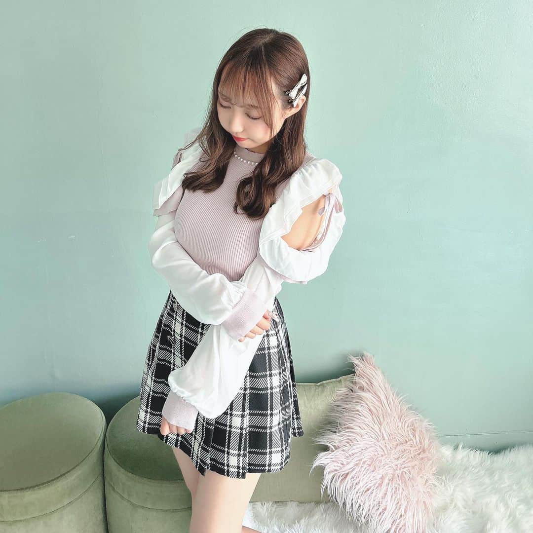 evelyn.coordinateのインスタグラム：「.  𝘴𝘵𝘢𝘧𝘧 𝘤𝘰𝘰𝘳𝘥𝘪𝘯𝘢𝘵𝘦♩´-   #袖シフォンパールニット  ↳¥7,400(taxin)   #チェックミニsk  ↳¥7,400(taxin)  肩周りとお袖のシフォン素材がポイントのニットTPが入荷しております♡  PIのお色味は3色展開で唯一、シフォン素材とニット素材のお色味が違うんです🪄 OWのシフォンが胸元のパールとピッタリ🫧🤍  是非店頭でご覧ください.ᐟ‪‪‪.ᐟ‪‪‪  #evelyn #エブリン #ガーリーコーデ #甘めスタイル #甘めコーデ #清楚コーデ #可愛い  #girly #feminine #パステル #girl #evelynコーデ #フェミニンコーデ」