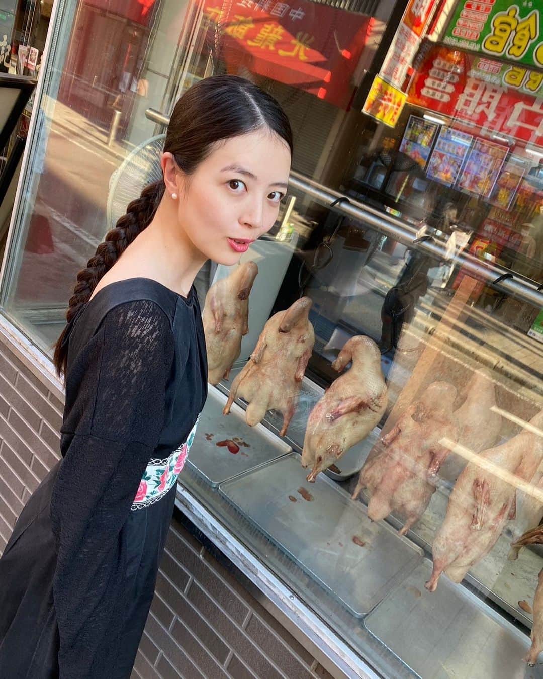 中神円のインスタグラム：「我在橫濱中華街散步、看到了鴨肉 アヒルの肉を発見  #横浜中華街 #鴨肉 #鴨肉飯」