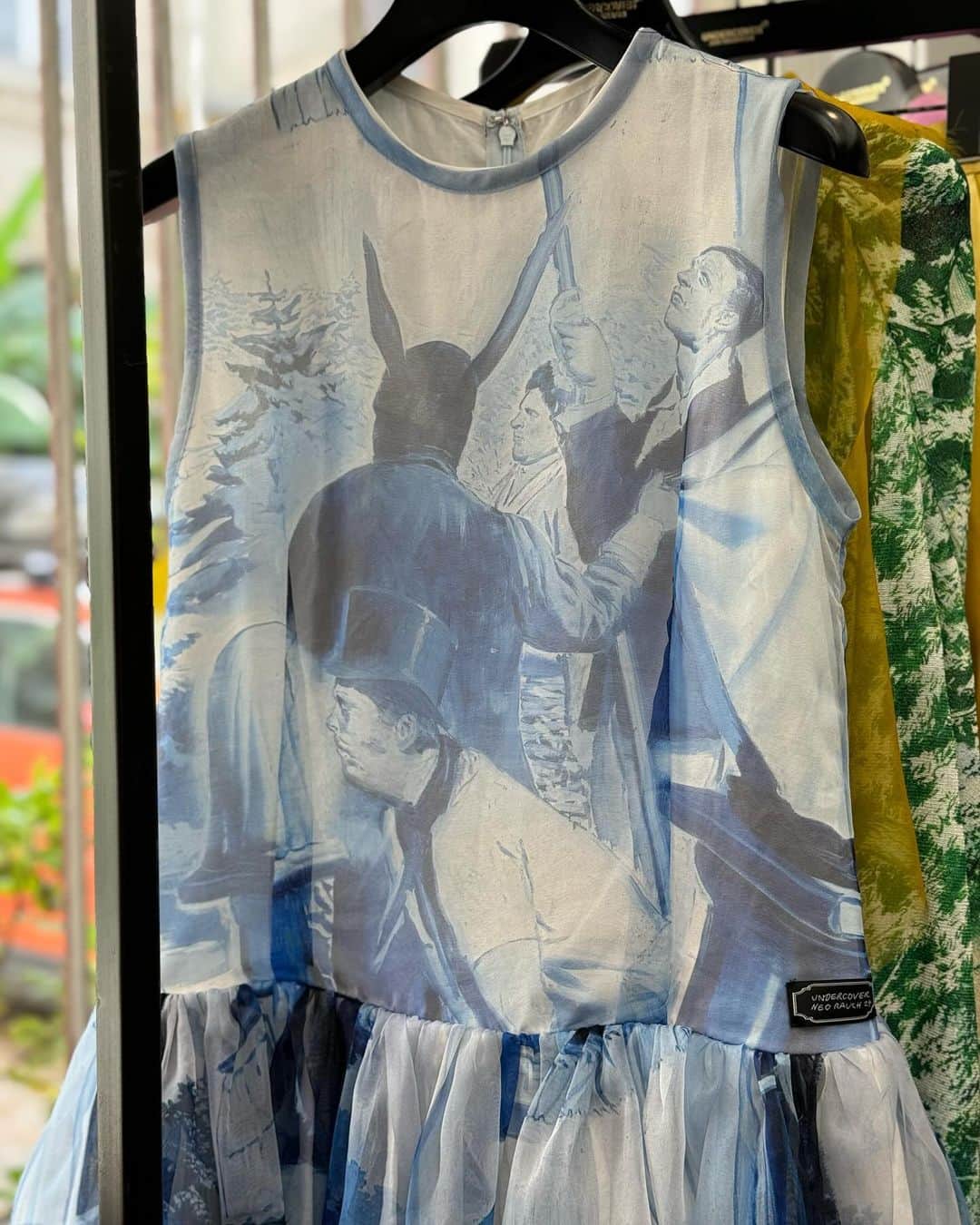 高橋盾さんのインスタグラム写真 - (高橋盾Instagram)「2024 “Deep Mist” collection  In this collection I used paintings by a German artist I admire very much; Neo Rauch. I’ve been heavily influenced by the rich substance of the scenes portrayed in his art. I got to visit Neo in his studio in Leipzig in June. His truly kind nature blew me away all over again.   2024ss “Deep Mist” collection このコレクションで尊敬するドイツのアーティストNeo Rauchのペインティングを使用させていただきました。 彼の描く奥深い物語に大きな影響を受けました。６月にドイツ、ライプツィヒのアトリエに訪問。その素晴らしい人柄に再びやられてしまいました。 #neorauch」9月28日 21時51分 - joniotakahashi