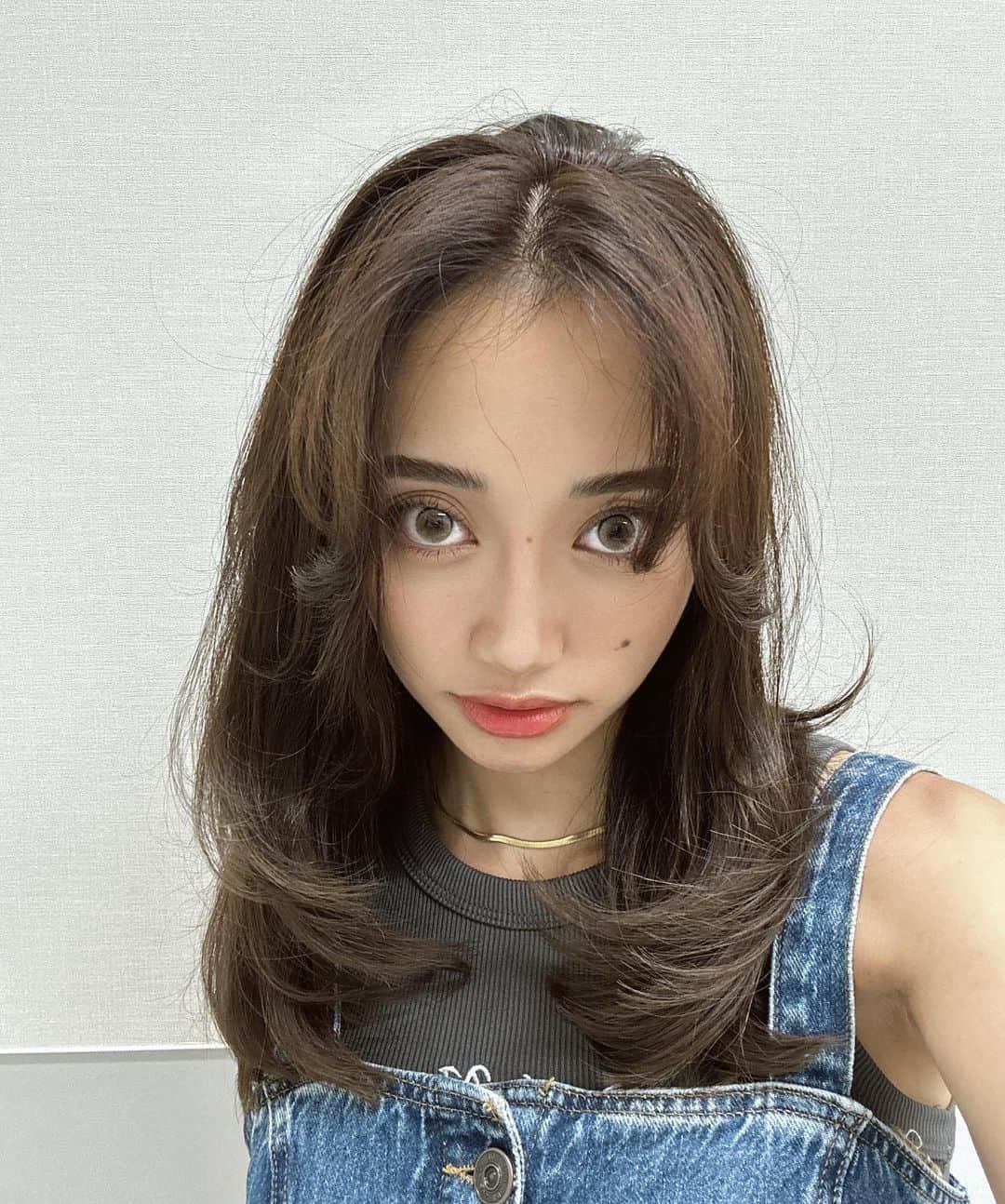 のインスタグラム：「🩶  結婚式の直前にハイライトを入れるから カラーの土台を綺麗に作りつつ、今回もお任せで 動きのあるカットをして貰った✂️ @taiga_kirihigashi   そしてまつ毛と眉毛は安定のかなえちゃん🥰 @kanae__eyelash @apartment___salon  式の直前ももうどっちもしっかり予約ばっちり🫱🏼‍🫲🏽 最近疲れてるのか片目が三重になるよぉぉ...🫠  .」