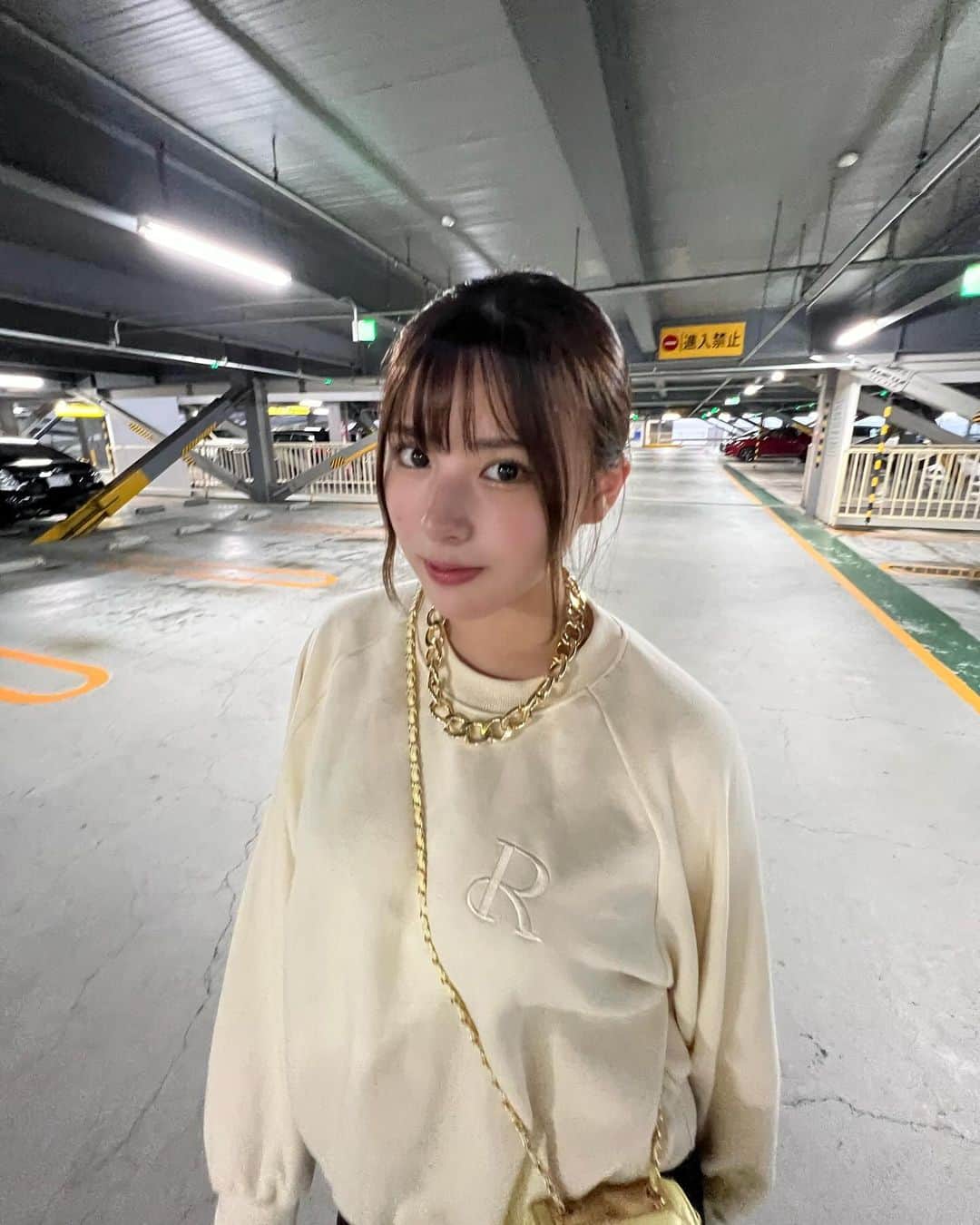 関さくらのインスタグラム：「もうスウェット着れる季節だ最高✌🏻🤍」