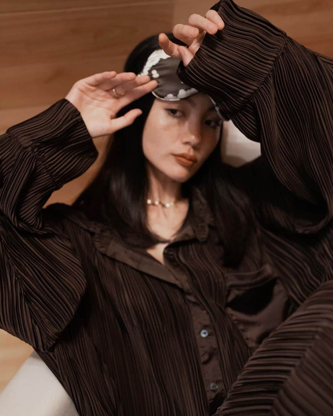 のインスタグラム：「satin or knit? @amaterasjapan   今予約受付中のサテンプリーツコレクションとニットコレクション。みんなはどれゲットしましたか〜？今季からモードを軸にライフスタイル展開の幅を広げることになり、幅広い年齢層と和の価値をきちんと表現したクオリティの高いものからトレンドに特化したものづくり。  でもこの2シリーズは結構ハイブランドクオリティで、大満足です🥺」