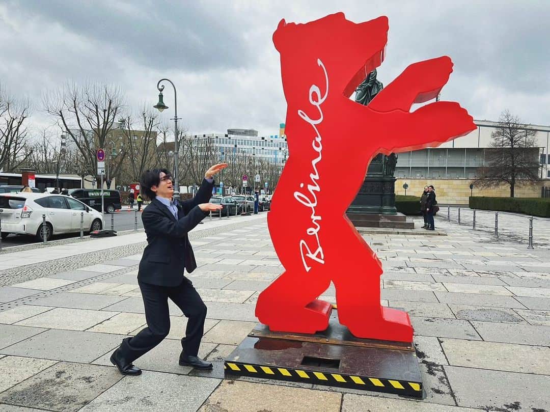 のインスタグラム：「🧸 Throwback to the memories of Berlin.  I think I mimicked it perfectly. I was seen by passersby.   #manhole #berlin #berlinale2023 #berlinbear #redcarpet #japaneseactor #tb」
