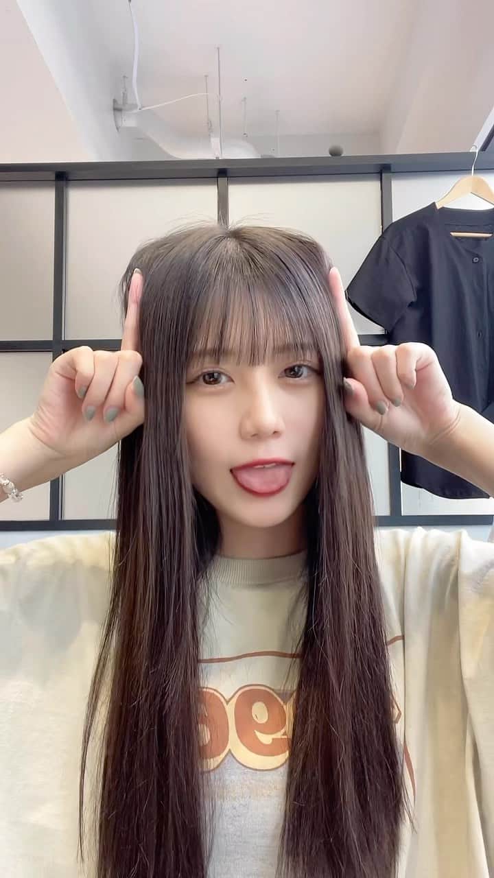 のインスタグラム：「可愛い！と思ったらコメントしてね🫶🏻 ⡱  ˗˗˗˗˗˗˗˗˗˗˗˗˗˗˗˗˗˗˗˗˗˗˗˗˗˗˗˗˗˗˗˗˗˗˗˗˗˗ ⁡ ⁡ ⁡ ⁡ 【羽衣ちゃんヘア✨. 】 ⁡ ⁡ ⁡ ◌ @ukita_bob  ⁡ ご質問はコメント欄にお願いします！ ⁡ ⁡ ⁡ ⁡ ˗˗˗˗˗˗˗˗˗˗˗˗˗˗˗˗˗˗˗˗˗˗˗˗˗˗˗˗˗˗˗˗˗˗˗˗˗˗ ⁡ ⁡ ◌ 料金 ◌ ・カット ¥8,800 ・カット 𓂃 トリートメント ¥12,000 ・カット 𓂃 カラー ¥16,000 ・カット 𓂃 カラー 𓂃 トリートメント ¥19,000 ⁡ ⁡ ⁡ 𓂃 よくあるご質問 𓂃 ⁡ ⁡ Q . 予約はどうしたらいいですか？ ⁡ ✎ プロフィールのURLからお待ちしております。 ⁡ ⁡ Q . 場所はどちらですか？ ⁡ ✎  DX SHARE SALON 東京都渋谷区神宮前1-9-8 KI-438ビル 1F-A 【原宿駅、明治神宮前駅から徒歩4分】 ⁡ ⁡ Q . 投稿に若い子しか載っていないですが、 私の年齢でも大丈夫ですか？ ⁡ ✎ もちろん大丈夫です。 僕のお客様は現在【7歳(小学2年生)〜61歳】の方が ご来店してくださっております。 女性は全員可愛くします。 ⁡ ⁡ Q . どんな美容師？ ⁡ ✎ 施術中は喋りすぎず喋らなすぎず 絶妙なリラックスラインを狙います。 ⁡ カットは【ボブ】【ショートボブ】が好きですが、 ミディアム、ロングも好きです。 ⁡ カラーはブリーチをしなくても 【透明感】【くすみ感】が出るところを こだわっています。 ⁡ ⁡ ⁡ 𓂃 #ボブ #切りっぱなしボブ #ボブヘアー #ボブヘア #ボブスタイル #ミニボブ #前下がりボブ #ボブアレンジ #ショートボブ#シースルーバング #前下がりボブ #外ハネボブ #小顔カット #似合わせカット #ヘアアレンジ #어레인지 #헤어 #헤어컷 #밥 #hairlove #hairfashion #hairtransformation #haircolor」