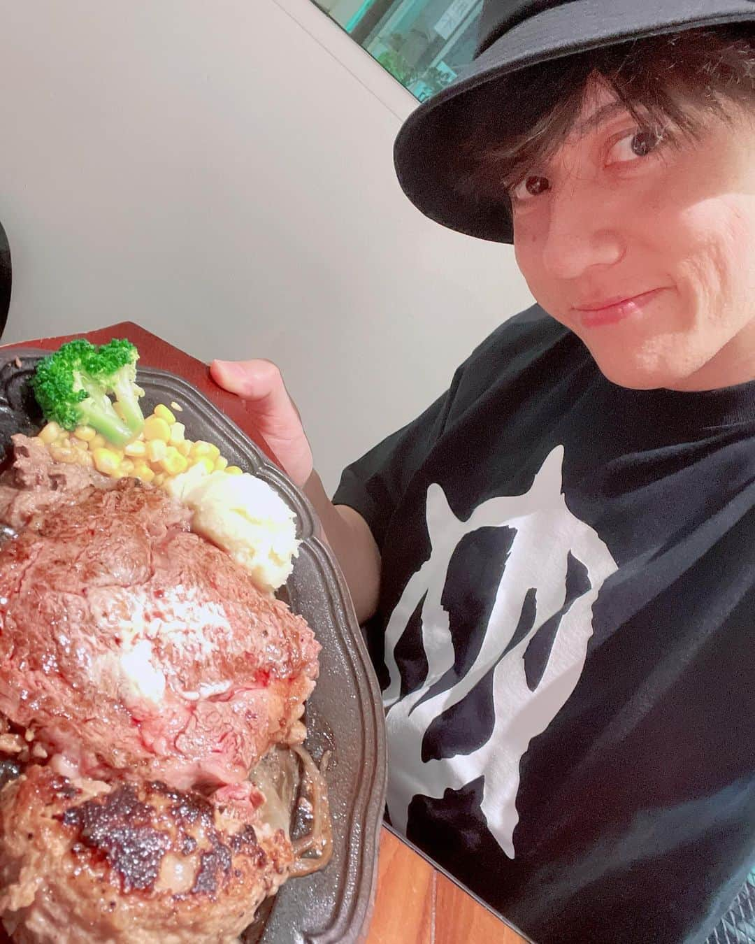 遠山裕介さんのインスタグラム写真 - (遠山裕介Instagram)「今日の夜ご飯は渋谷に今月オープンしたハラペコステーキ渋谷店さんへ🍖🍖🍖🍖🍖🍖  私はリブロース、娘はハンバーグをモリモリ食べました🎵  柔らかくてめちゃ美味かった😆  量もいっぱいありお腹パンパンです😆  行く際はハラペコで行って下さいね😉  @harapeko.steak  @harapeko.shibuya」9月28日 21時55分 - tohyamayusuke