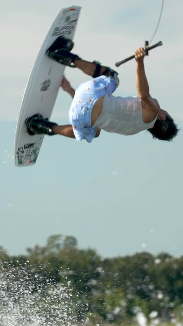 手塚翔太のインスタグラム：「Enjoying some off season sesh😎🤘🏻 Always fun to get some clips and bring back couple tricks back🔥  🚤: @supra_boats  📹: @agarabaghi」