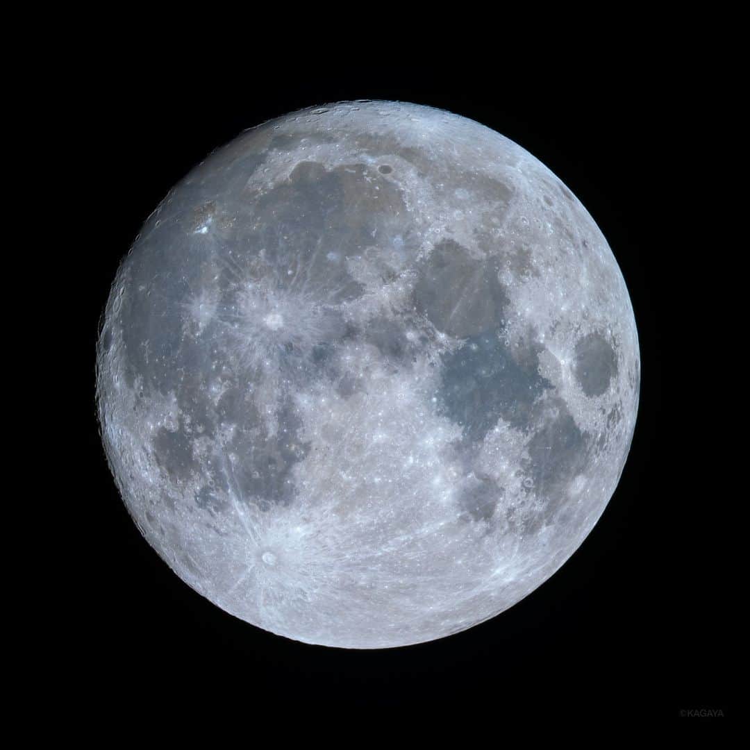 KAGAYAのインスタグラム：「空をご覧ください。 南に見事な待宵月（まつよいづき）が輝いています。 明日の十五夜を待つ宵の月です。 （今、望遠鏡を使って撮影） 明晩（9/29）は中秋の名月です。  #moon #α7rv」