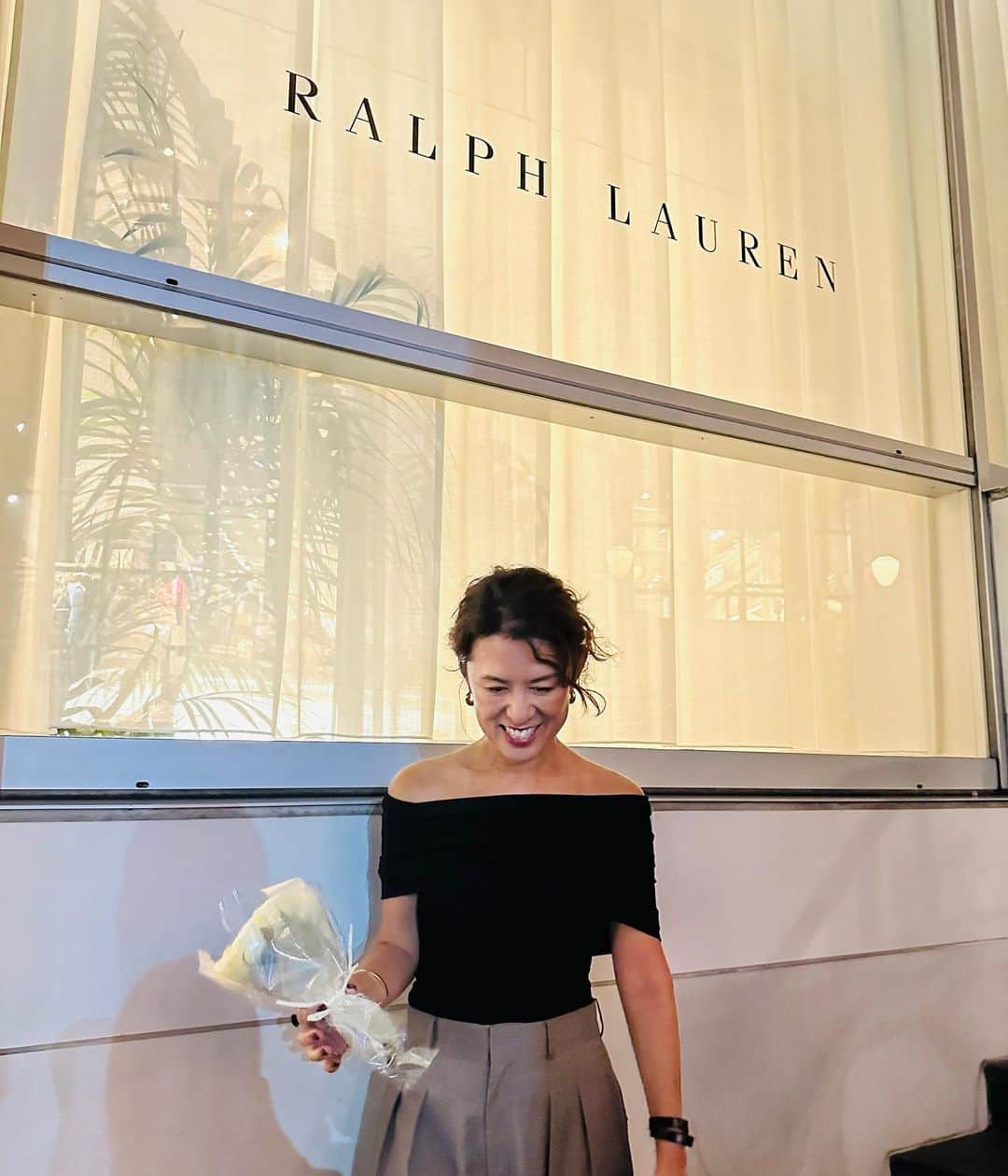 大草直子さんのインスタグラム写真 - (大草直子Instagram)「昨晩のこと。今までも、今も、これからも大好きなラルフ・ローレン。ラルフ🏇🏇のホームコレクションが誕生して40年を記念して出版された、『ralph lauren A WAY OF LIVING』のローンチパーティで、青木さんと「ラルフ愛❤️」について語らせて頂きました。  原宿の旗艦店の横に、リネン類やホームフレグランスなど、今までなかなか日本では触れられなかったホームコレクションを扱うストアがオープン。by appointmentにはなるのですが、ラインでお友達登録をすると、空いている予約枠をキャッチし、申し込むことができるそう。  Our homes is a canvas（抜粋）  Mr.Laurenの、５つの家を旅する暮らしや家族、友人やファッションに対する愛が、読み手に語りかけるように表現されています。ラルフ・ローレンの写真集や本はたくさん持っていますが、この一冊は圧巻！　読み込みます。  @mariakamiyama  @cloudmariko  @hiroko_hatano_  たくさんの人たちにも会えて嬉しかったです‼️ @ralphlauren  @ralphlaurenhome  #ラルフ生まれラルフ育ち #たくさんの思い出があります #私服で通った #高校の卒業式も #ラルフの白のスーツ #パンツスーツ🤣」9月28日 21時56分 - naokookusa