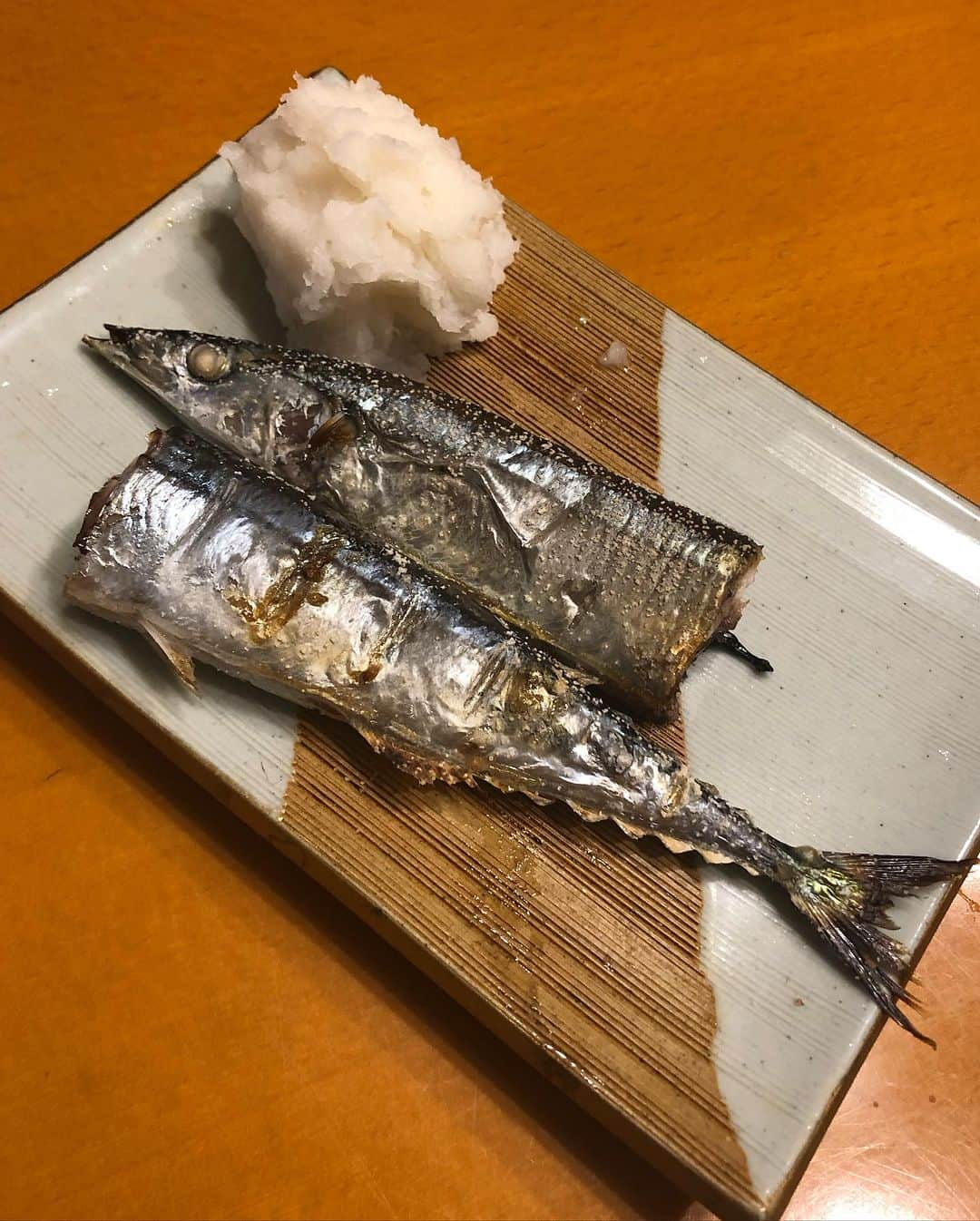 大和田獏さんのインスタグラム写真 - (大和田獏Instagram)「#ばくめし 今年初の秋刀魚！塩焼きに！ キュウリ🥒と海苔佃のピリ辛和え！(キュウリ、海苔佃、山葵を和えただけ。) 秋刀魚は小振りで少し痩せてたけど美味しく頂きました。 それにしても高級魚になった物ですね。 これからは秋の美味しい物が沢山出て来ます。 天高く獏肥ゆる秋🍂にならない様に気をつけます。」9月28日 22時05分 - bakuowada