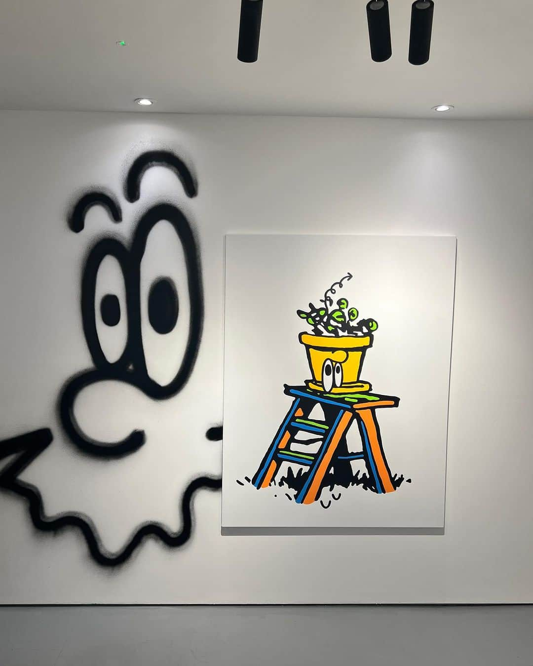 BEAMS Tのインスタグラム：「… MAW  EXHIBITION in LONDON 『CROCK』 at MOOSEY ART 9.28(Thu)-10.1(Sun) ・ LAUNCH PARTY 9.28 (Thu) 17:30-19:30  過去2回の海外企画を成功させた〈BEAMS T〉が、第3弾として東京を拠点に活動するアーティスト「MAW」をパートナーに迎え、ロンドンの『MOOSEY ART』でアートショーを開催します。今回の舞台となる『MOOSEY ART』は、2013年にノリッジでスタート。「FLEXX LEX」がかつて働いていた同ギャラリーは、国内外の新鋭アーティストをいち早く発信し、その類稀な審美眼とキュレーションにより、数々の作家を最前線まで引き上げてきました。〈BEAMS T〉、FLEXX LEXの双方にリレーションのあるMAWの架け橋により実現した本展は、「まがる」「ねじれる」「不正直」「ひねくれた」などの意味を持つ“CROOK”をテーマに企画しています。MAWが描くアイコニックなキャラクター「MikeL（マイケル）」の作品の展示・販売に加え、MAWのアートワークを落としたカプセルコレクションを同時リリース。Tシャツやフーディーと共に、ブランケットやピンバッジ、フィギュアなどもラインアップするほか、FLEXX LEXのアイコニックなスクリーンプリントも限定販売します。  @___maw___ @mooseyart @flexx_lex @beams_offcial @beams_t #maw #mooseyart #flexxlex #beams #beamst #crock」