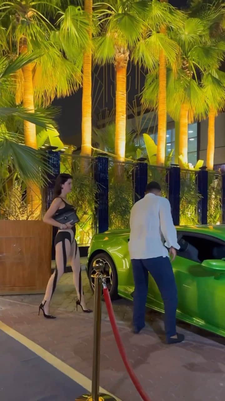 The Luxury Lifestyle Magazineのインスタグラム：「Guess there’s more than one way to get into a Lamborghini…  Video: @pauline.v__g, @mberdiyev7 @selya_luxury_car_rent」