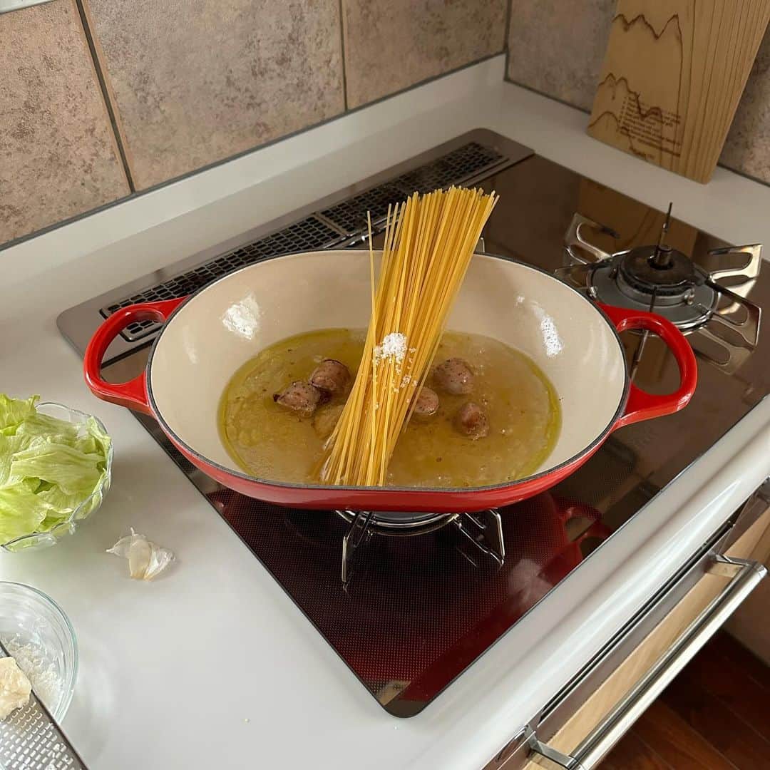 Tesshiさんのインスタグラム写真 - (TesshiInstagram)「お鍋ひとつでソーセージとレタスのペペロンチーノ One pot spaghetti with sausage and lettuce #yummy #homemade #healthy #pasta #spaghetti #parmigiano #onepotpasta #onepotmeal #おいしい #パスタ #スパゲッティ #ペペロンチーノ #ワンパンパスタ #ワンパンレシピ #マカロニメイト #フーディーテーブル #手作り  オリーブオイル大2、にんにく1かけ、赤唐辛子1本、巨大ソーセージ1本、水350mlくらい、麺100g、塩ひとつまみ、途中でレタス、バターひとかけら大1/2、パルミジャーノ・レッジャーノや粉チーズ、塩胡椒など 2 tbsp olive oil, 1 clove garlic, 1 chili, 1 big boy, 350ml water, 100g spaghetti, a pinch of salt, lettuce, 1/2 tbsp butter, Parmigiano Reggiano, salt and pepper…」9月28日 21時58分 - tmytsm
