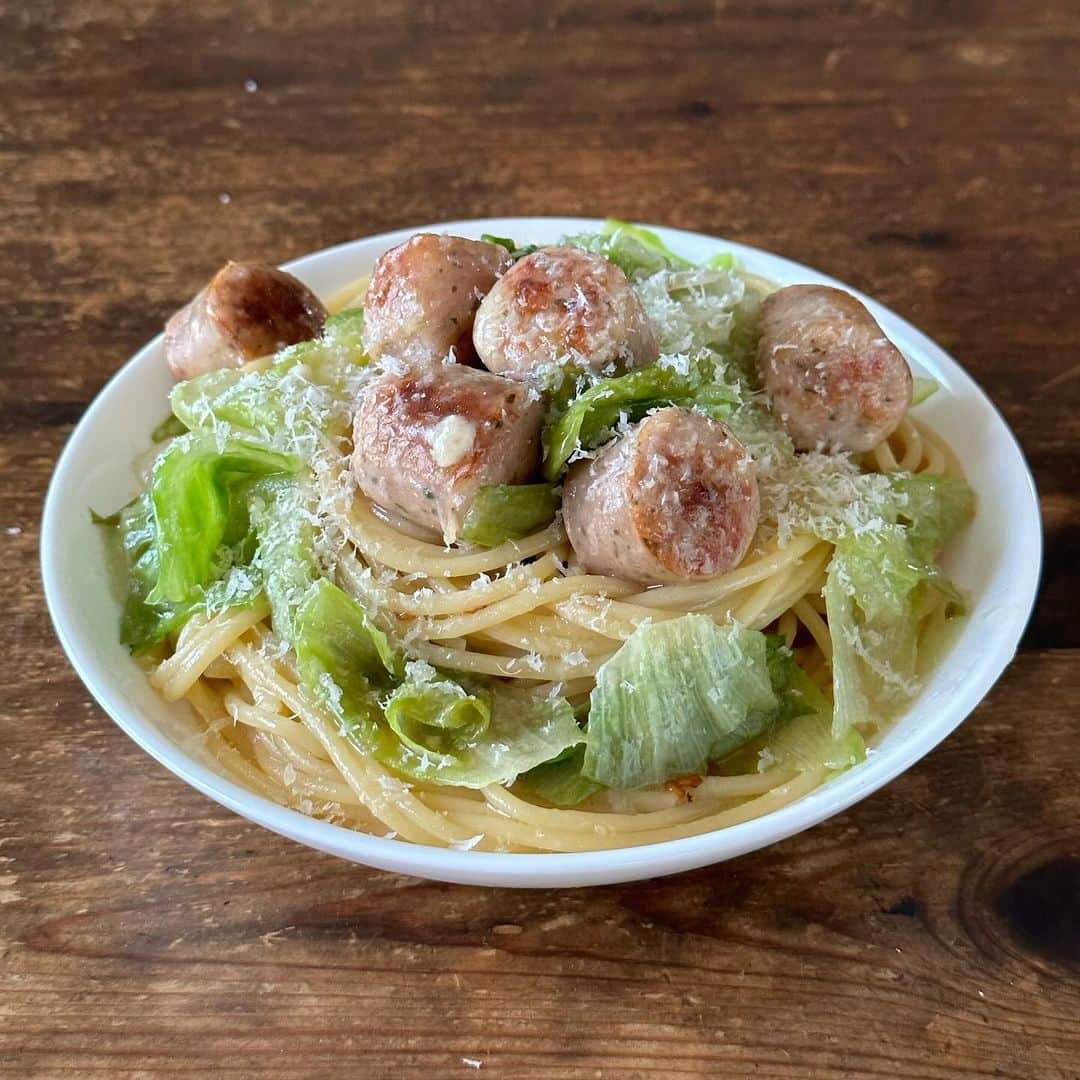 のインスタグラム：「お鍋ひとつでソーセージとレタスのペペロンチーノ One pot spaghetti with sausage and lettuce #yummy #homemade #healthy #pasta #spaghetti #parmigiano #onepotpasta #onepotmeal #おいしい #パスタ #スパゲッティ #ペペロンチーノ #ワンパンパスタ #ワンパンレシピ #マカロニメイト #フーディーテーブル #手作り  オリーブオイル大2、にんにく1かけ、赤唐辛子1本、巨大ソーセージ1本、水350mlくらい、麺100g、塩ひとつまみ、途中でレタス、バターひとかけら大1/2、パルミジャーノ・レッジャーノや粉チーズ、塩胡椒など 2 tbsp olive oil, 1 clove garlic, 1 chili, 1 big boy, 350ml water, 100g spaghetti, a pinch of salt, lettuce, 1/2 tbsp butter, Parmigiano Reggiano, salt and pepper…」