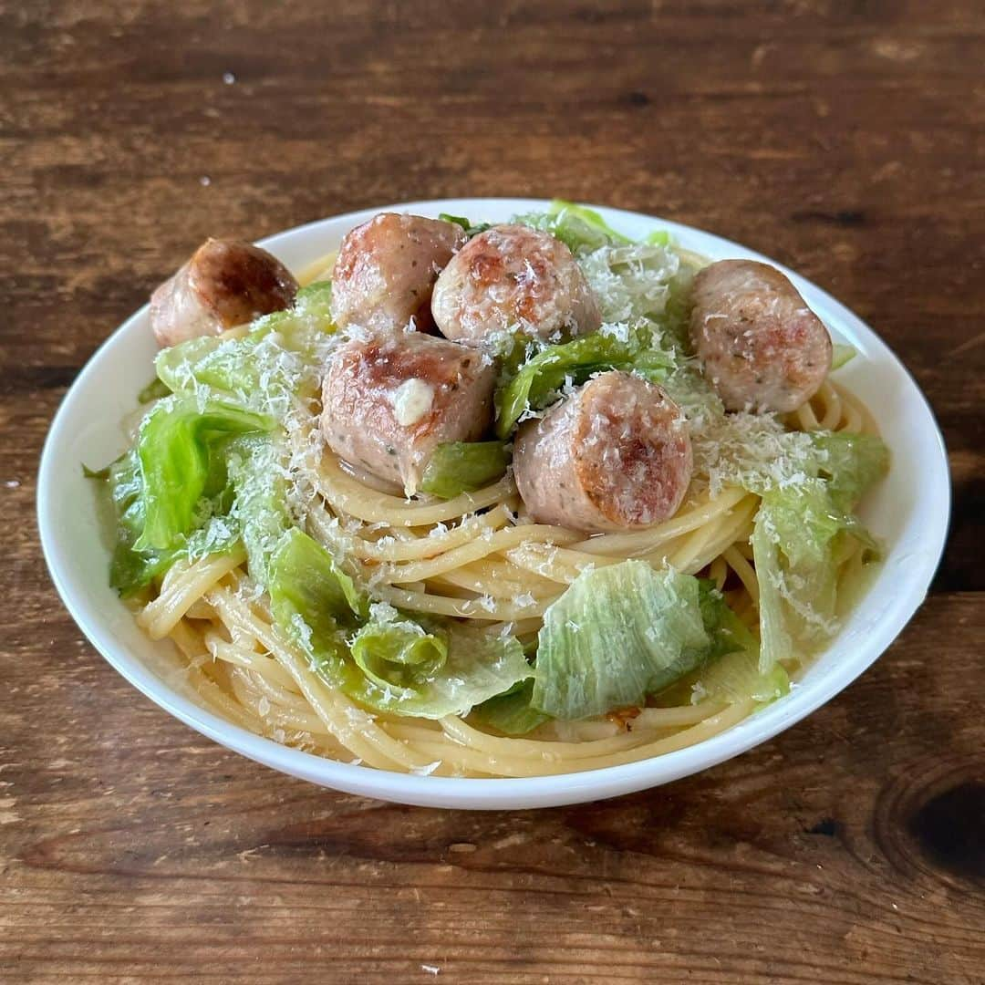 Tesshiのインスタグラム：「お鍋ひとつでソーセージとレタスのペペロンチーノ One pot spaghetti with sausage and lettuce #yummy #homemade #healthy #pasta #spaghetti #parmigiano #onepotpasta #onepotmeal #おいしい #パスタ #スパゲッティ #ペペロンチーノ #ワンパンパスタ #ワンパンレシピ #マカロニメイト #フーディーテーブル #手作り  オリーブオイル大2、にんにく1かけ、赤唐辛子1本、巨大ソーセージ1本、水350mlくらい、麺100g、塩ひとつまみ、途中でレタス、バターひとかけら大1/2、パルミジャーノ・レッジャーノや粉チーズ、塩胡椒など 2 tbsp olive oil, 1 clove garlic, 1 chili, 1 big boy, 350ml water, 100g spaghetti, a pinch of salt, lettuce, 1/2 tbsp butter, Parmigiano Reggiano, salt and pepper…」