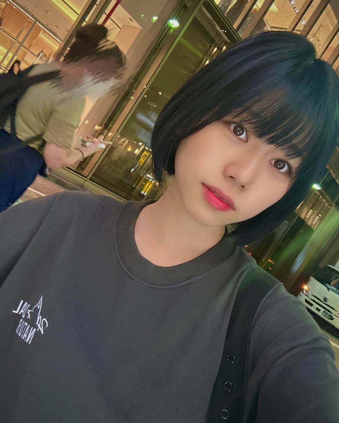 ゆーりのインスタグラム：「イメチェン！！ 髪の毛ブルーブラックに染めました🔵⚫️ ⁡ 似合う！？！？😳 ⁡ ⁡ ⁡  ⁡#ブルーブラック  #シルバー  #カラー  #ネイルデザイン」