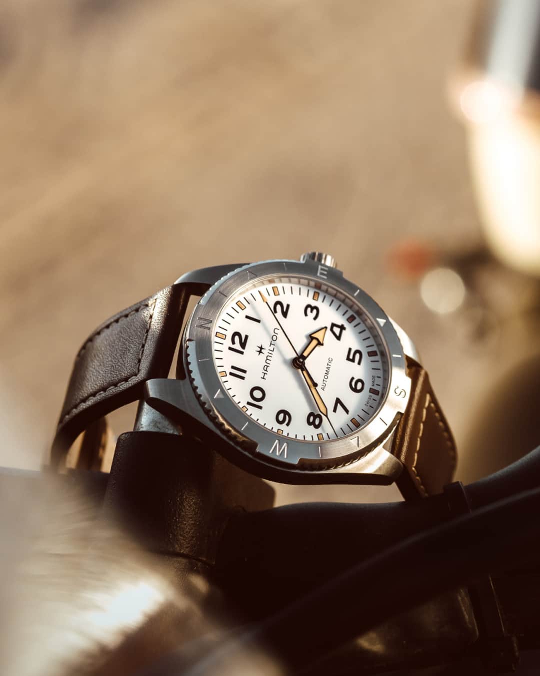 Hamilton Watchのインスタグラム：「Wherever the road leads, precise timing is essential. With its minimalist textured dial and Super-LumiNova® coating, the Khaki Field Expedition lets you grasp time instantly, as you venture through vast sands and chase the horizon.  #hamiltonwatch #stepoutside #expedition #new #adventureawaits」