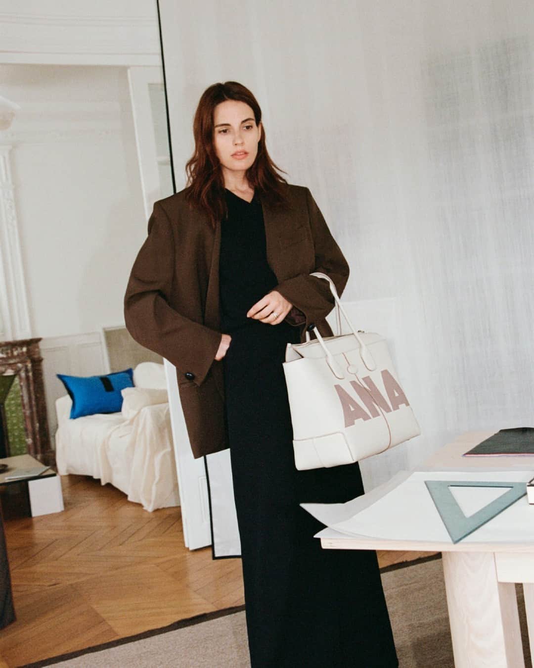のインスタグラム：「From classic white to bolder colour combinations, explore the My Di Bag service and enhance a classic look with your special bag. As seen on artist Ana Kraš @teget. #Tods #TodsDiBag」