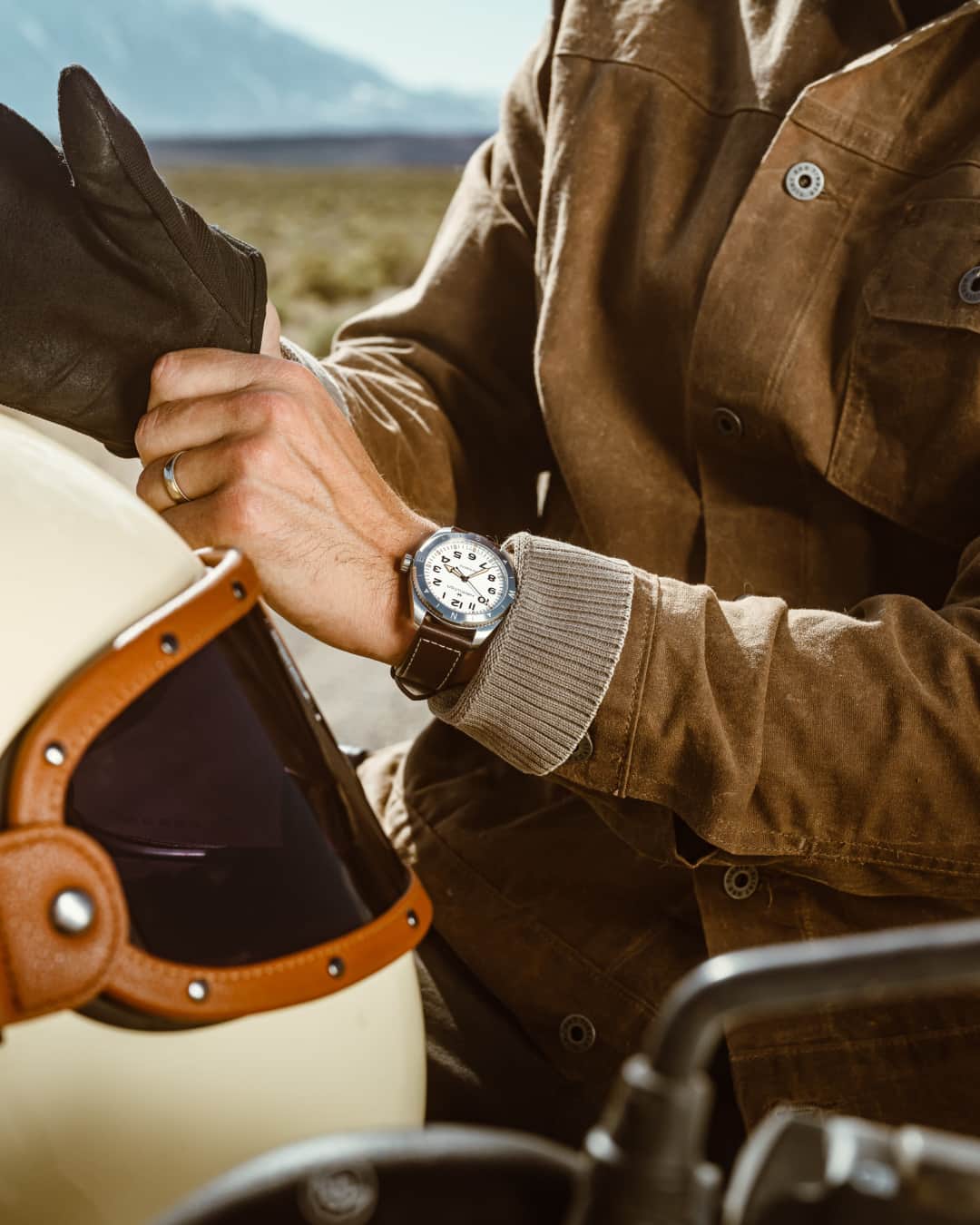 Hamilton Watchさんのインスタグラム写真 - (Hamilton WatchInstagram)「Wherever the road leads, precise timing is essential. With its minimalist textured dial and Super-LumiNova® coating, the Khaki Field Expedition lets you grasp time instantly, as you venture through vast sands and chase the horizon.  #hamiltonwatch #stepoutside #expedition #new #adventureawaits」9月28日 22時00分 - hamiltonwatch