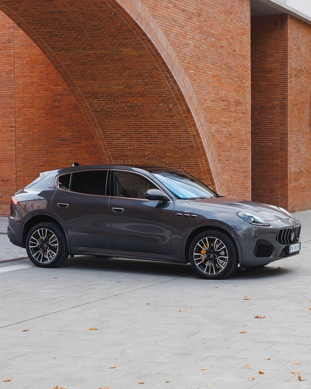 マセラティのインスタグラム：「Liven up the cityscape with Grecale’s sleek contours. A magnetic Maserati presence to make your #EverydayExceptional.⁣ #Maserati #MaseratiGrecale」