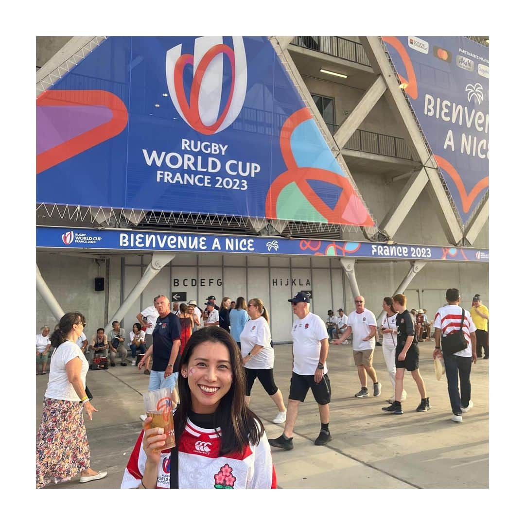 杉野真実のインスタグラム：「いよいよ🏉サモア戦ですね✨🔥 🇫🇷ニースでイングランド戦を観戦しました！ 日本ファンの方が沢山いらっしゃいました✨ プレーはもちろんのこと、応援の熱気にも 圧倒されて、感動しました🔥  #左頬に🇯🇵右頬に🏴󠁧󠁢󠁥󠁮󠁧󠁿 #夏休み頂いています  #GoWithTheBrave #RWC2023」