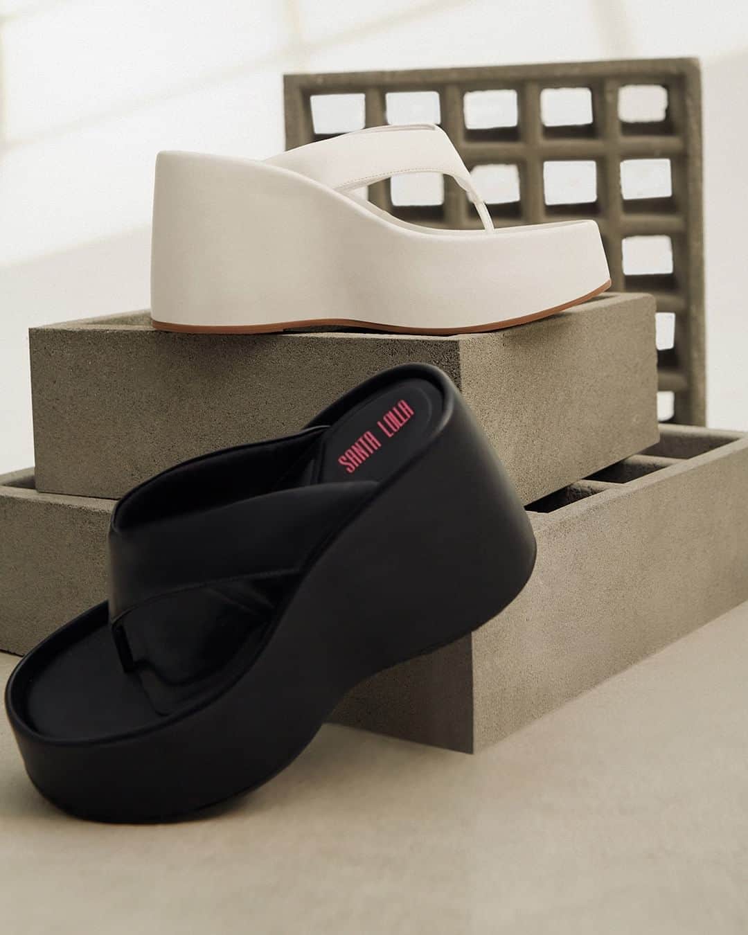 Santa Lollaのインスタグラム：「A flip flop plataforma é a construção perfeita para arrematar produções casuais das fashionistas de plantão. Despontando como ícone trendy das atuais semanas de moda, o modelo tem tudo para ser o sapato to-go do momento. Você vai de Preto, Branco ou Palha? [ R$299,90 cada ] #santalolla #santalollaverao24」