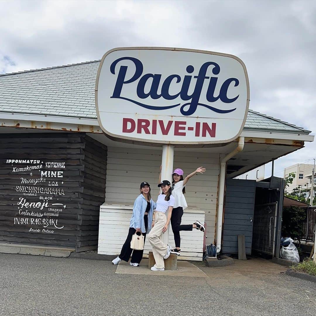 岡本麻佑のインスタグラム：「. Pacific DRIVE IN🚙🥤🌴 海沿いにあるハワイアンなお店🌺食べたかったガリシュリも頂けて大満足でした😋🩵 この辺オシャカフェが沢山ありそうなのでまた色々巡ってみたいなぁ〜🤍」