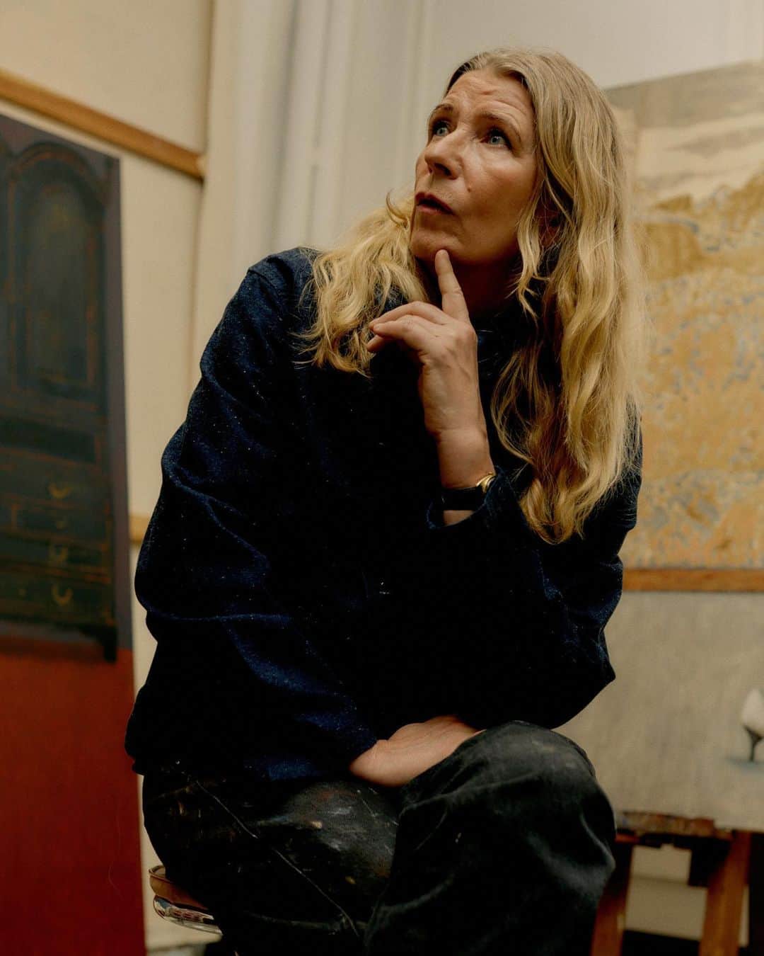 Kinfolk Magazineのインスタグラム：「An unassuming outlaw, the artist Karin Mamma Andersson has paintings that have brought more than one child to tears—like “About a Girl,” a portrait of her schoolmates. “I remember being there at that table with my friends and the feeling of utter isolation. They’re together, but they’re alone.”   (Photos: @staffansundstrom, Styling: @naomi_itkes)」