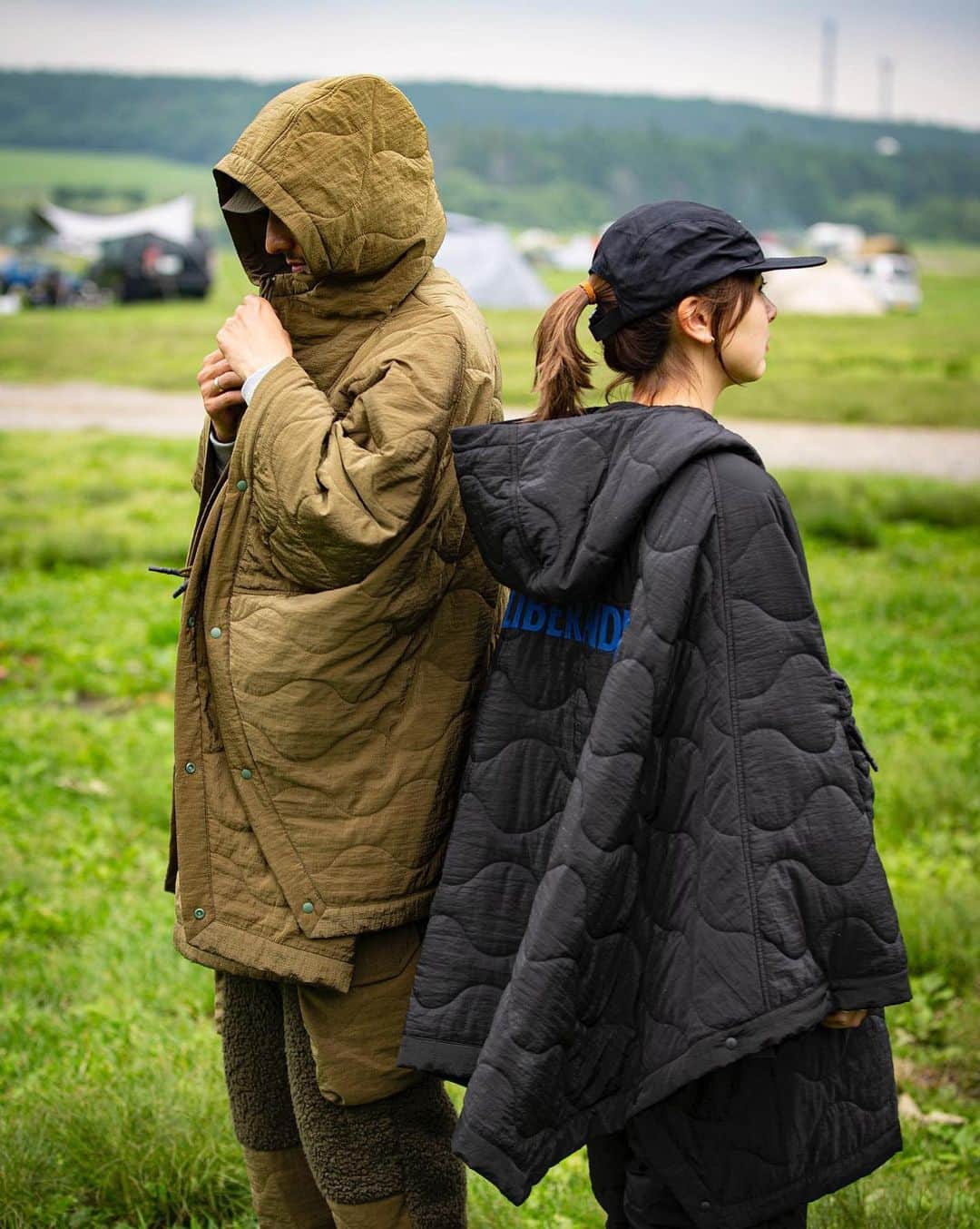 のインスタグラム：「. 待ってましたキャンプシーズン！ みんなもうギア集め始めてる⚒️？  デザインも機能もドンピシャで 使い勝手も良かったから リアルバイしようと思ってるところ🩶 ポンチョは29日販売開始だよ〰  キャンプのみならず 普段でも使えるアイテム探してる人は 是非チェックしてみてね☑️ @liberaiders  . #liberaidars #outdoor #camp #apparel #camping #campgear」