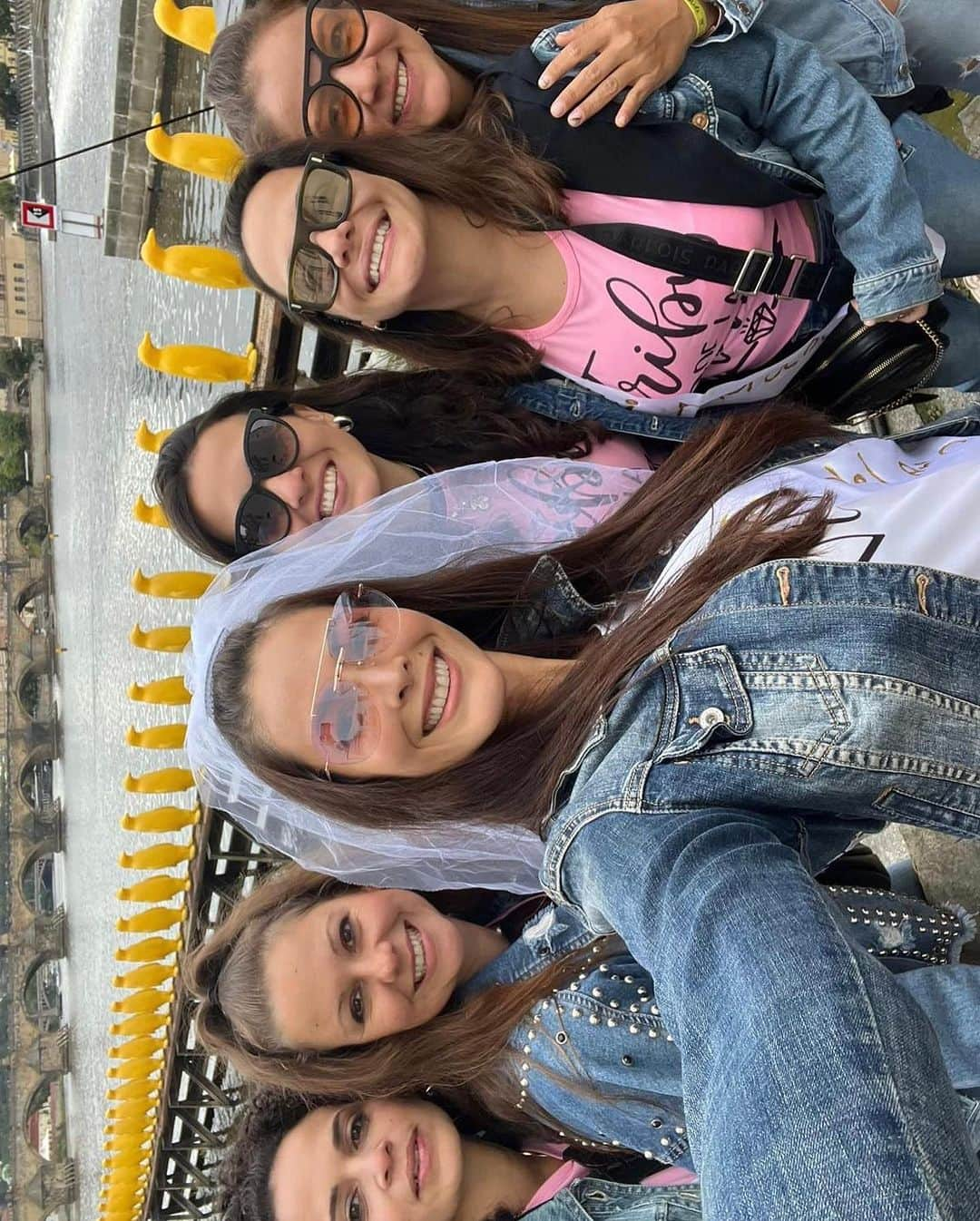 Ligia Hernandezさんのインスタグラム写真 - (Ligia HernandezInstagram)「Recuerdo de las fotos grupales más 😎 de nuestro viaje 💃💃💃💃💃💃 Las quiero ❤️  . . . . . . . #despedidasoltera #praga #amigas #tbt」9月28日 22時04分 - ligiahernandezoficial