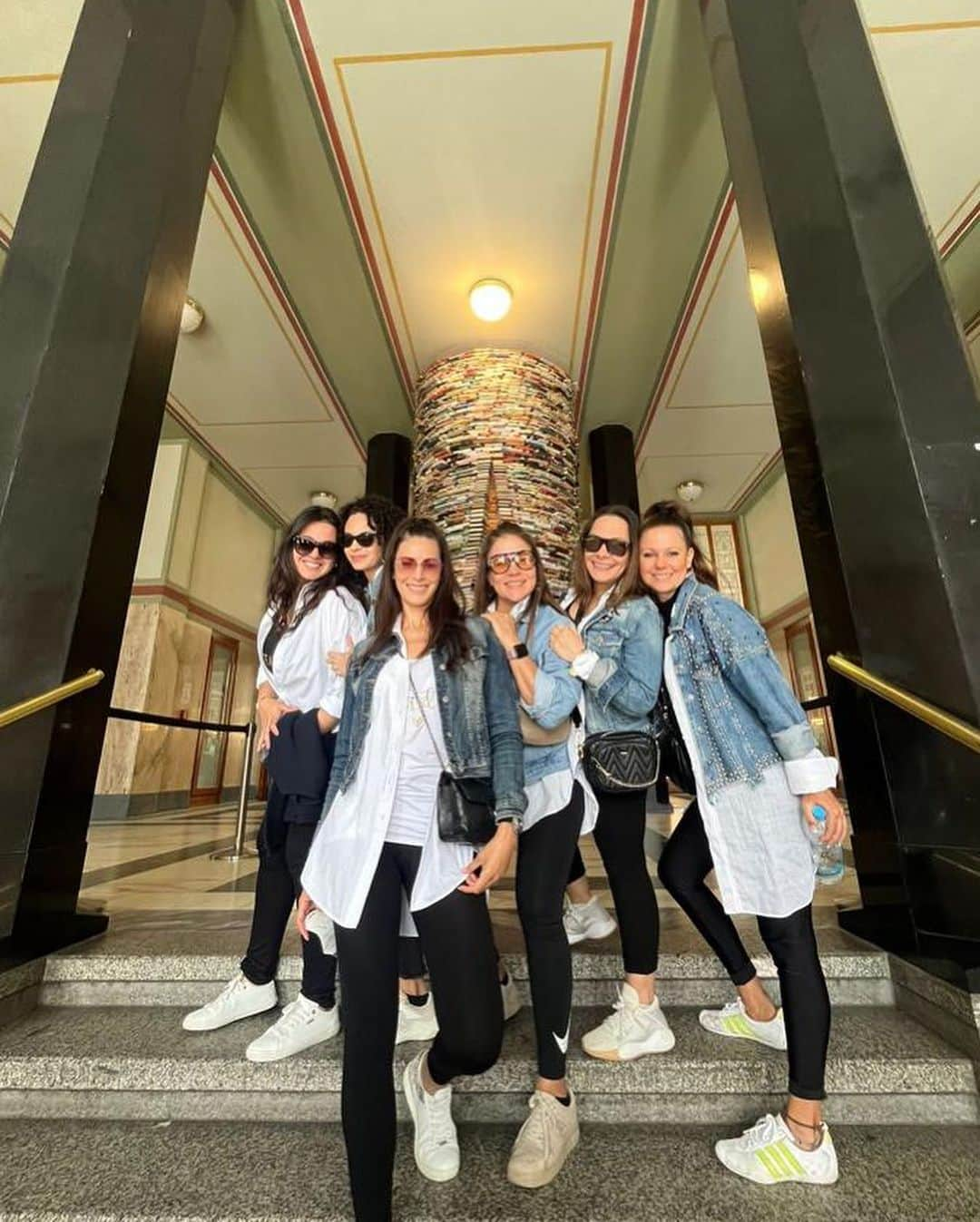 Ligia Hernandezさんのインスタグラム写真 - (Ligia HernandezInstagram)「Recuerdo de las fotos grupales más 😎 de nuestro viaje 💃💃💃💃💃💃 Las quiero ❤️  . . . . . . . #despedidasoltera #praga #amigas #tbt」9月28日 22時04分 - ligiahernandezoficial