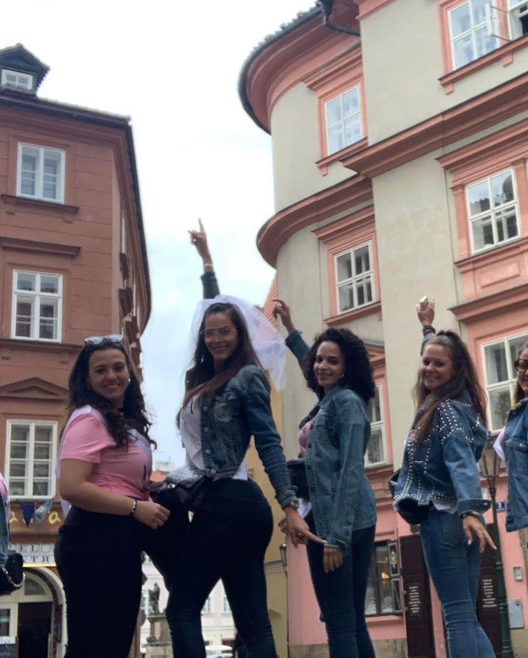 Ligia Hernandezさんのインスタグラム写真 - (Ligia HernandezInstagram)「Recuerdo de las fotos grupales más 😎 de nuestro viaje 💃💃💃💃💃💃 Las quiero ❤️  . . . . . . . #despedidasoltera #praga #amigas #tbt」9月28日 22時04分 - ligiahernandezoficial