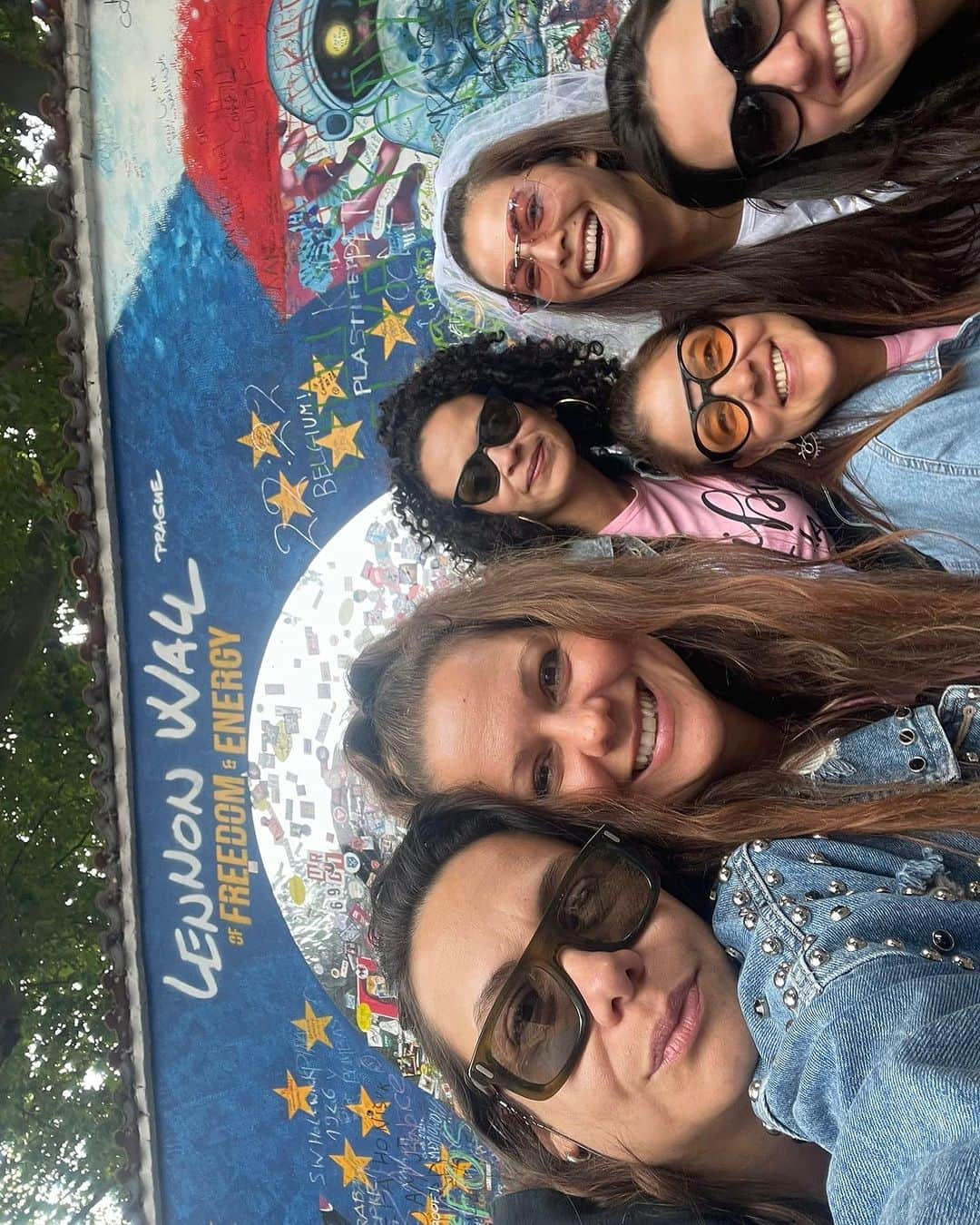 Ligia Hernandezさんのインスタグラム写真 - (Ligia HernandezInstagram)「Recuerdo de las fotos grupales más 😎 de nuestro viaje 💃💃💃💃💃💃 Las quiero ❤️  . . . . . . . #despedidasoltera #praga #amigas #tbt」9月28日 22時04分 - ligiahernandezoficial