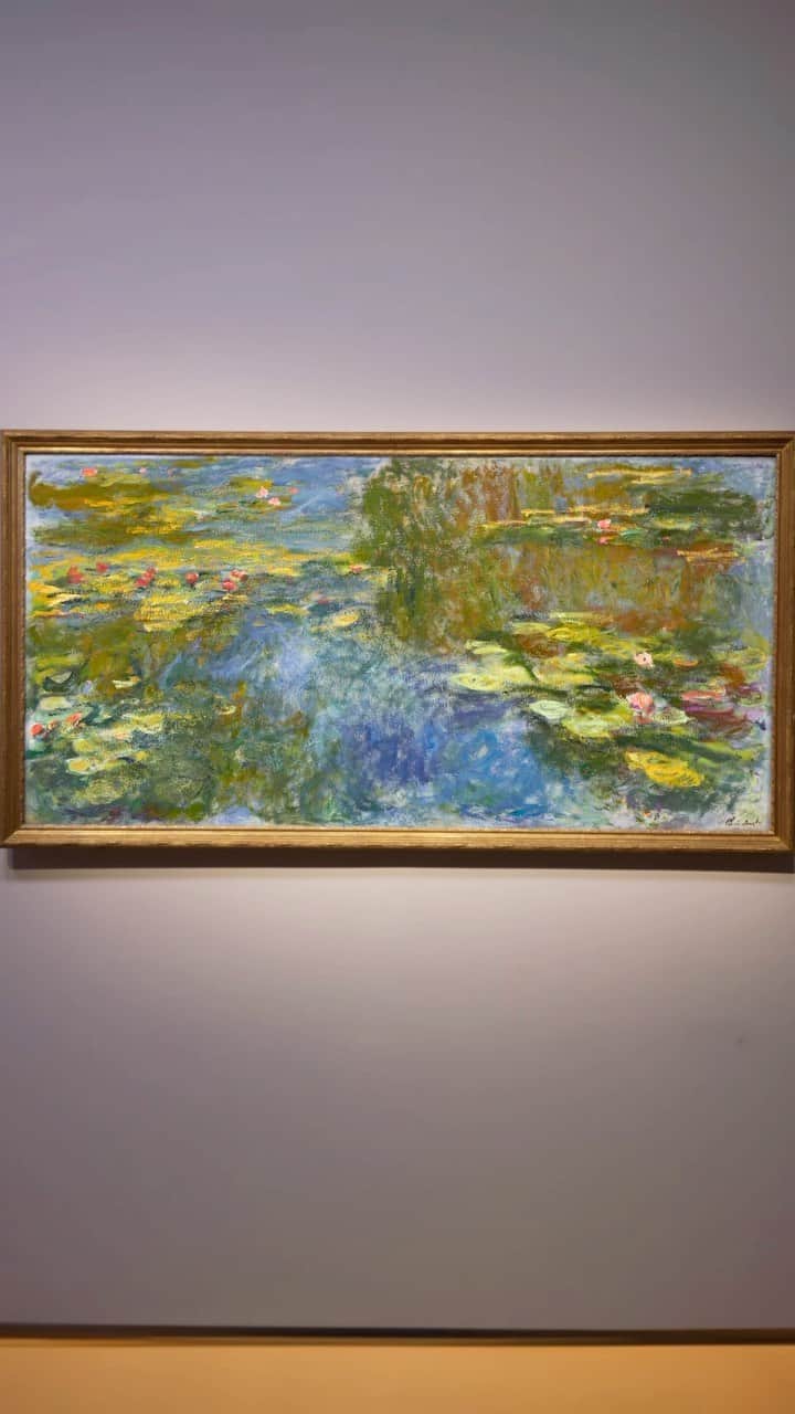 クリスティーズのインスタグラム：「Claude Monet’s ‘Le bassin aux nymphéas’   One of the most iconic, universal and enduring motifs of 20th Century art, Monet’s Nymphéas series reflects the dawn of a new modern age of painting.   Powerful and timeless, ‘Le bassin aux nymphéas’ captures the dynamism and beauty of nature’s transience, exploring the ephemeral atmosphere, seasonal blooms, watery depths and glimmering reflections of light of Claude Monet’s famed lily pond in Giverny.   Created as he was working on his famed, panoramic, Grandes décorations that now don the curvilinear walls of the Musée de l’Orangerie in Paris, the sheer scale of Le bassin aux nymphéas generates a similarly absorptive and profound encounter, preempting the great canvases of the American Abstract Expressionist generation.   A work of this scale and quality has not come to auction since a canvas in the historic May 2018 sale of The Collection of Peggy and David Rockefeller achieved the record price for a Nymphéas painting, at $84.7 million. Christie’s is proud to present ‘Le bassin aux nymphéas’, one of the artist’s monumental canvases from his celebrated water lily series which has remained in private hands for over fifty years, as the leading highlight of the 20th Century Evening Sale on 9 November in New York.   Learn more about this masterpiece via our Link in Bio!   20th Century Evening Sale | 9 November | New York」