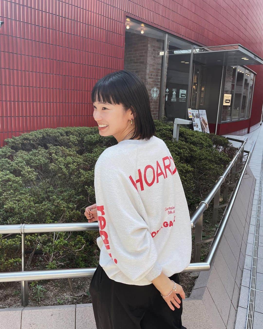 kanetaka ayaのインスタグラム：「いめちぇぇぇぇん(またかよw) ホントーに、コロコロ変わる髪型。  今までハイトーンの人でやってきて トーンダウンしてもすぐにハイトーンに戻るおバカでしたが ここ何ヶ月かトーンダウンを保っております✌︎  ハイトーンのおかげで若く見られてたんやなー とつくづく感じて(ちょい)凹んでたので、 前髪作って少しでも若見え作戦！w にしたら童顔が際立ってしまった。まーいい。  酸性ストレートという神技も当てて 髪を下ろせる幸せを感じております。  他のcoordinateはアカウントチェック！ ⇒@aya_kanetaka_ ♡ ---------------------------------- #ブラックコーデ#ママコーデ#30代コーデ #ungrid#ungrid_official #ungridコーデ」