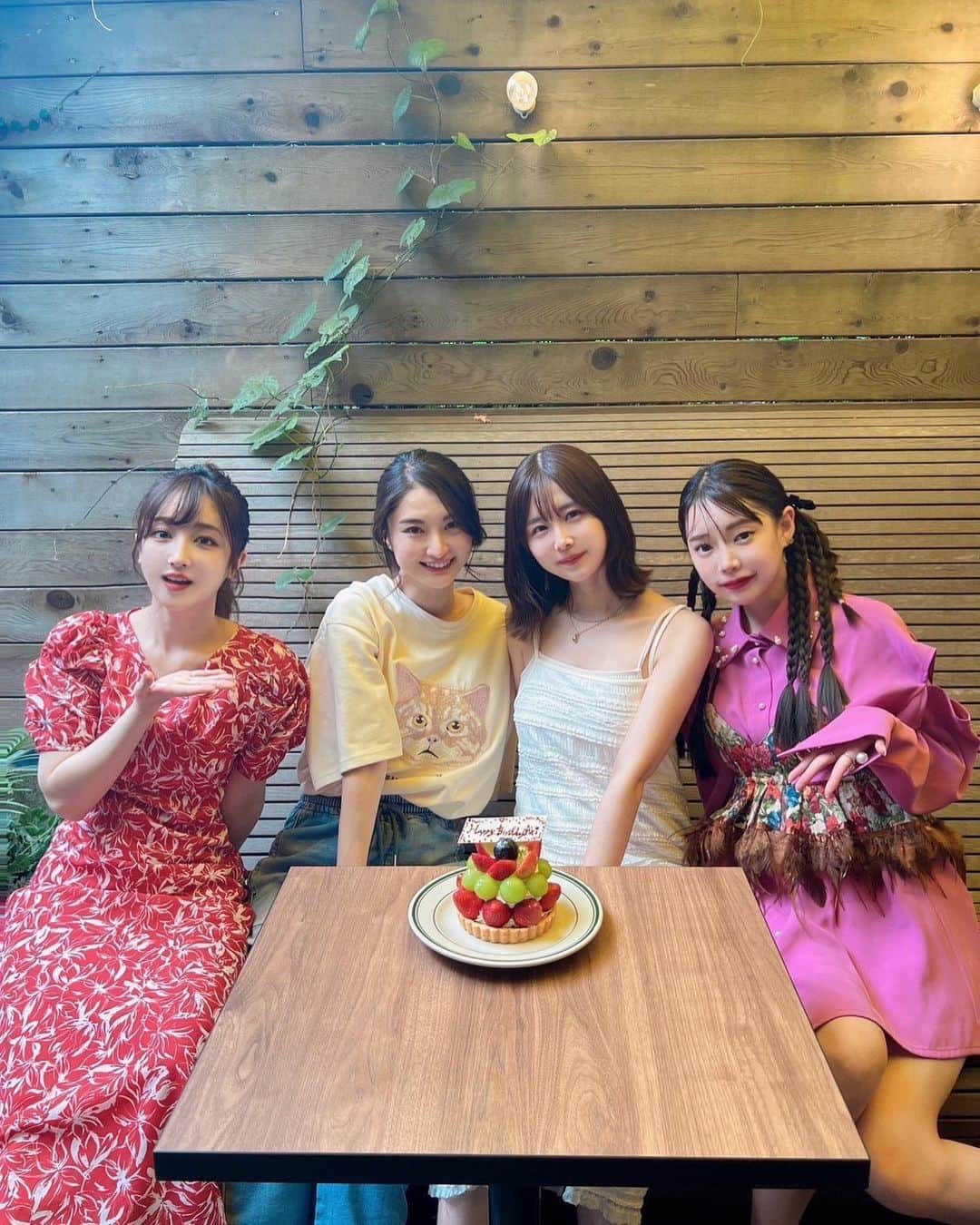 のインスタグラム：「初の江ノ島は綺麗で美味しい街だった♡この日暑すぎて日焼けしちゃったけど、今度はゆっくり海でもみたいな！  @arimuraairi のお誕生日サプライズでお祝いしてプールにサウナして遊んだ🤣 こんなに楽しいの！？ってくらいプールではしゃぎました🏊‍♂️  まだまだ日本で行ったことない所多いから行ってみたいな🥰  江ノ電も乗ったよ〜🚃   #江ノ島  #神奈川観光」