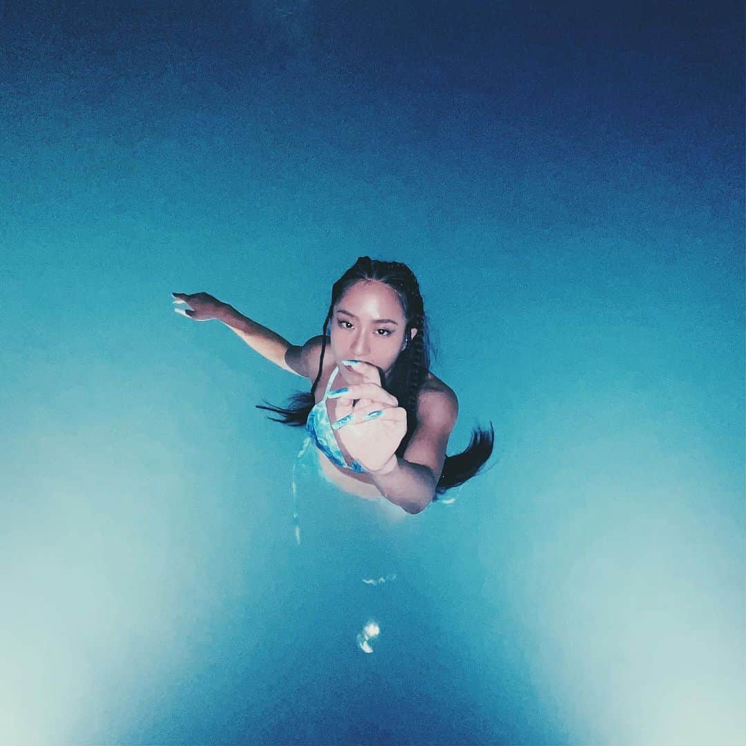 大門弥生のインスタグラム：「Singapore🇸🇬🐬Just being instagramer before the show.   See u guys at @world_x_fest   9/29 - 10/1 We have 6 performance in this 3days!  【Performance Time】 9/29 14:30, 20:45 9/30 14:00, 21:00 10/1  14:00, 17:30  シンガポール、チェックイン！ ライブ前にインスタグラマーしてきた！  3日間で、6回のライブ！ ばっちりブチかましてくるよ💎  日本からも応援よろしく🫶」